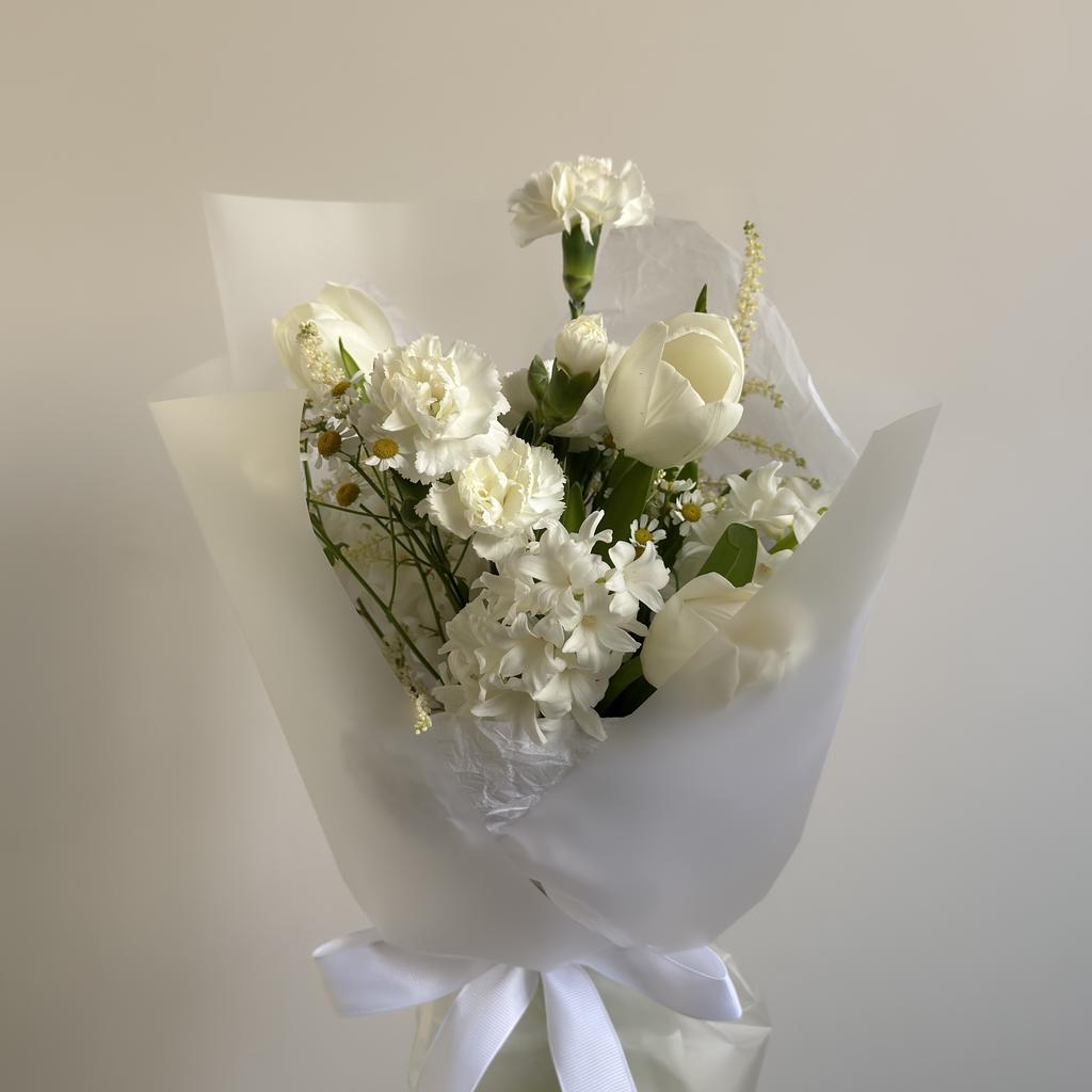 Букет с белыми тюльпанами и гиацинтами