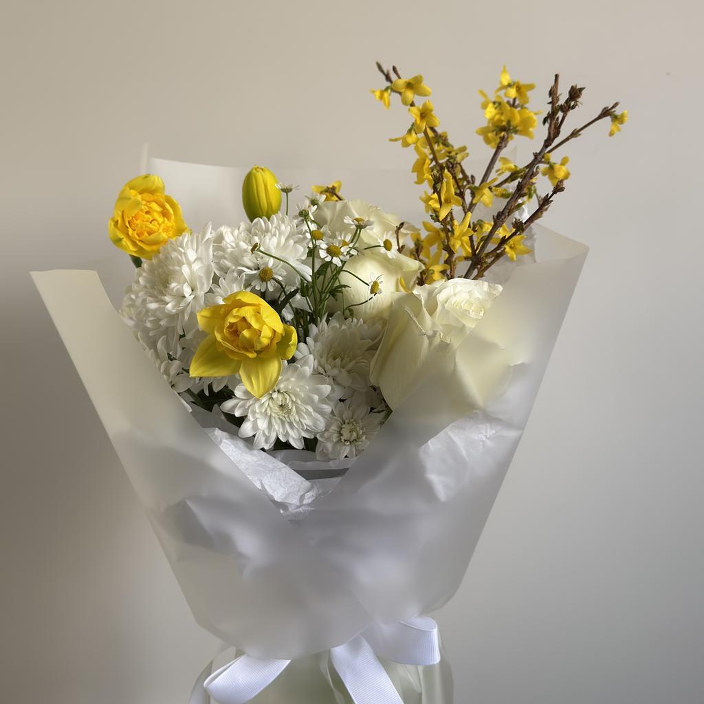 Букет с нарциссами и веточками форзиции