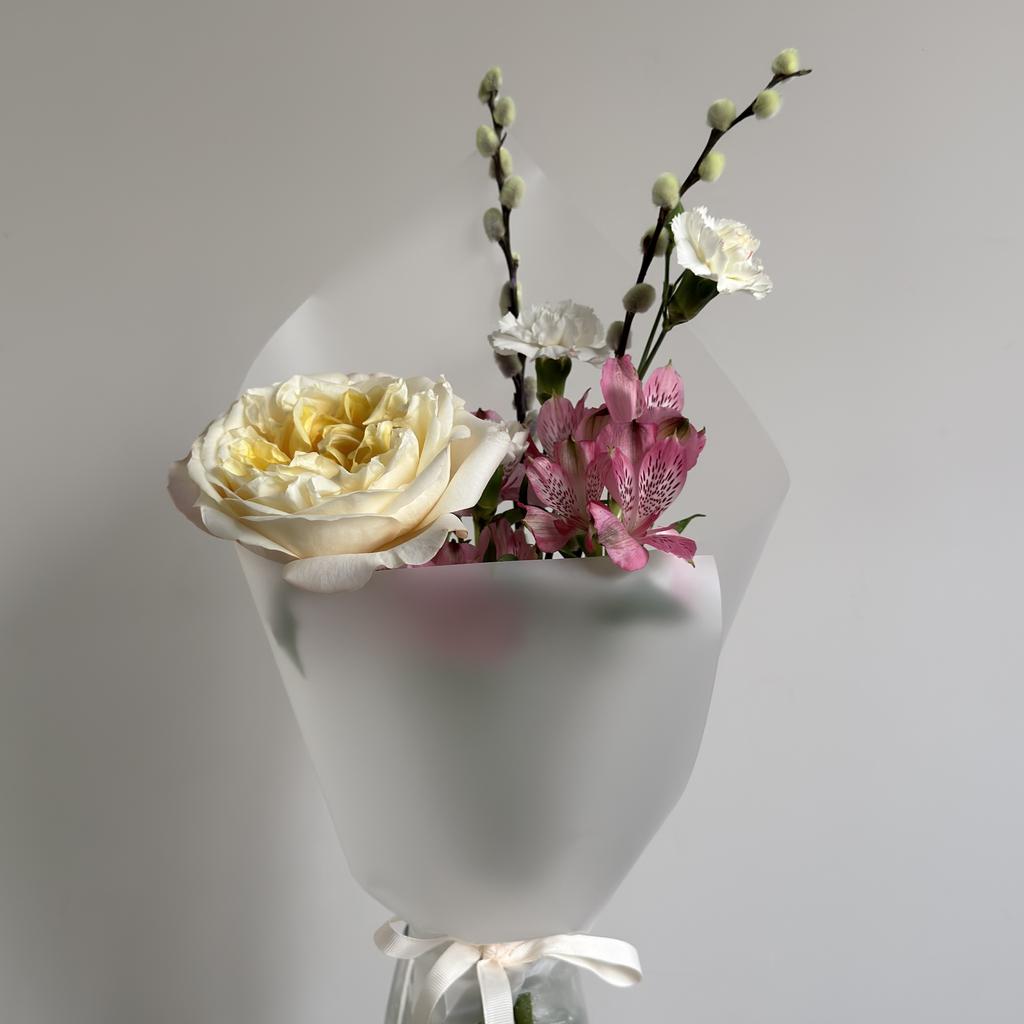 Букет с пионовидной розой и вербами