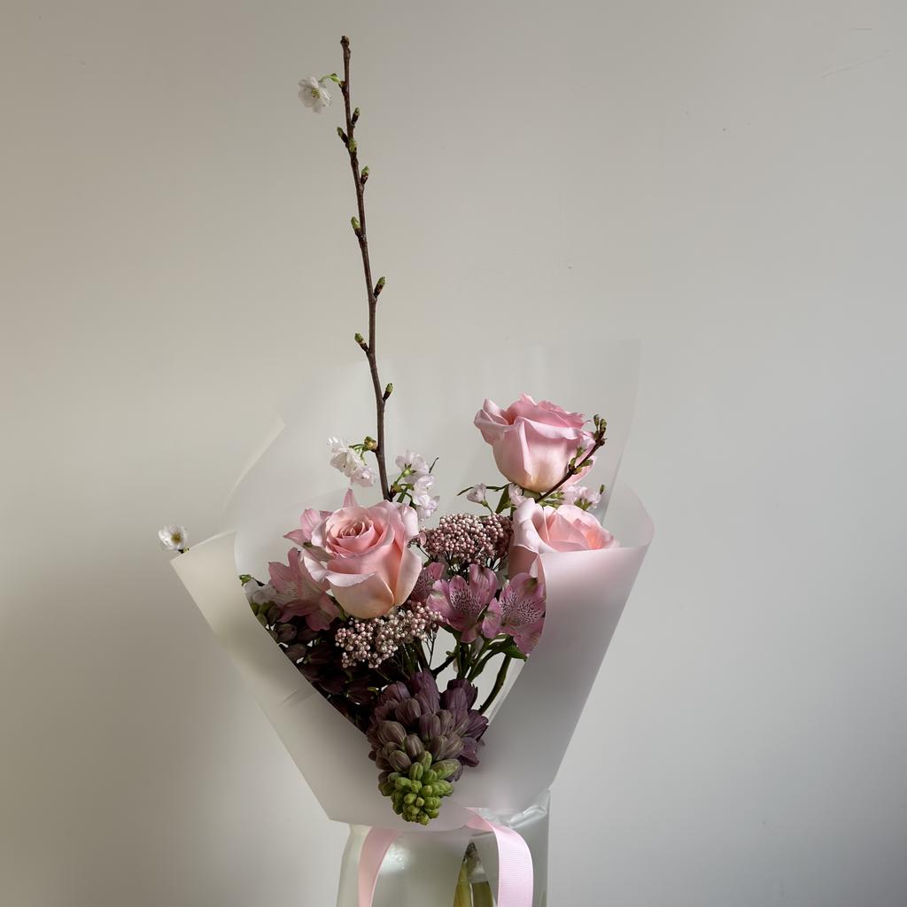 Букет с фритилляриями и сакурой