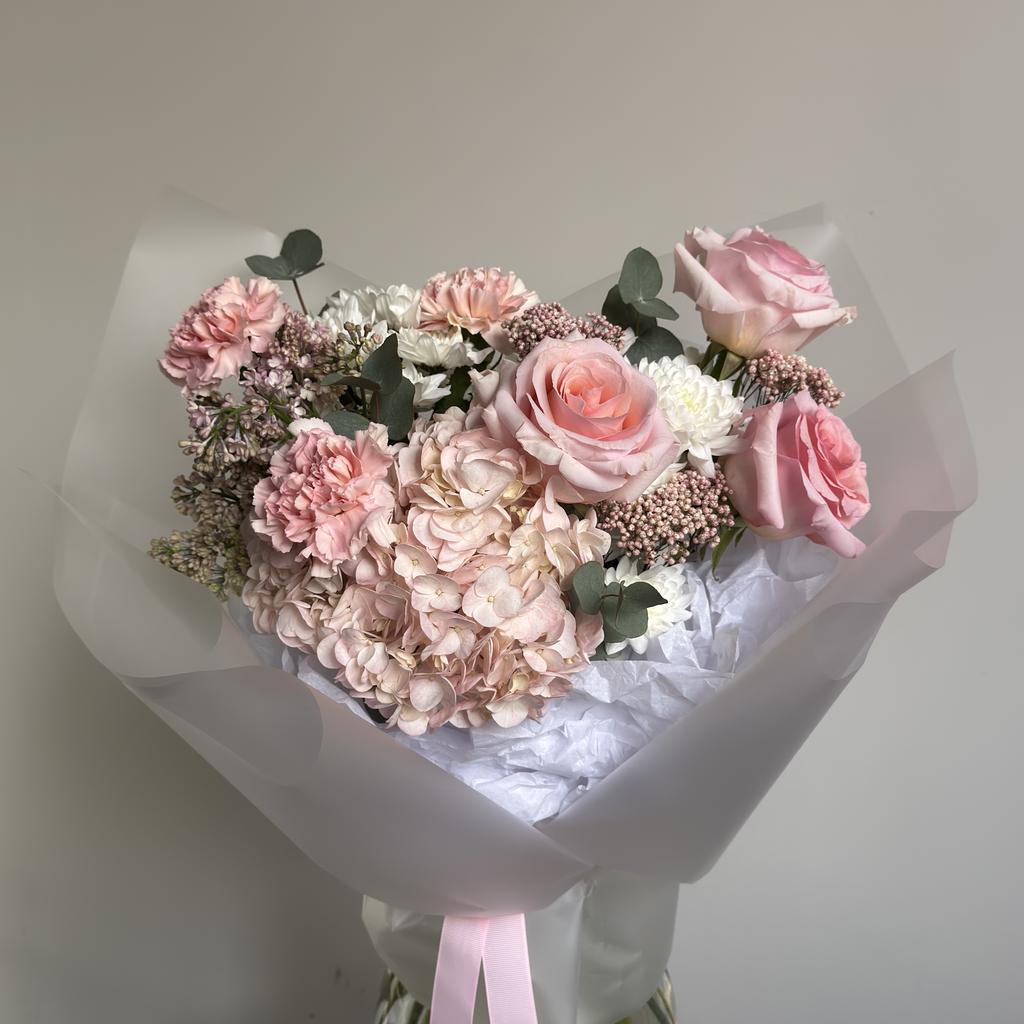 Букет с сиренью, гортензией и розами Нена