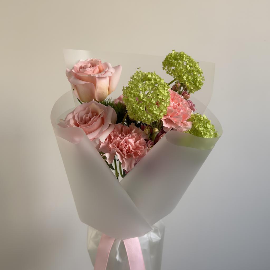 Букет с розами Нена и вибурнумом