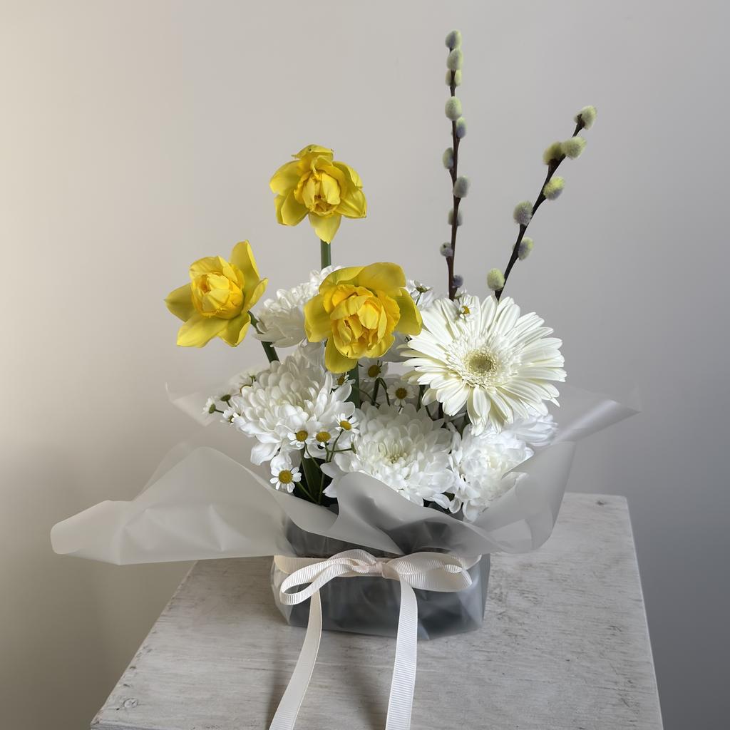 Композиция с нарциссами и герберой