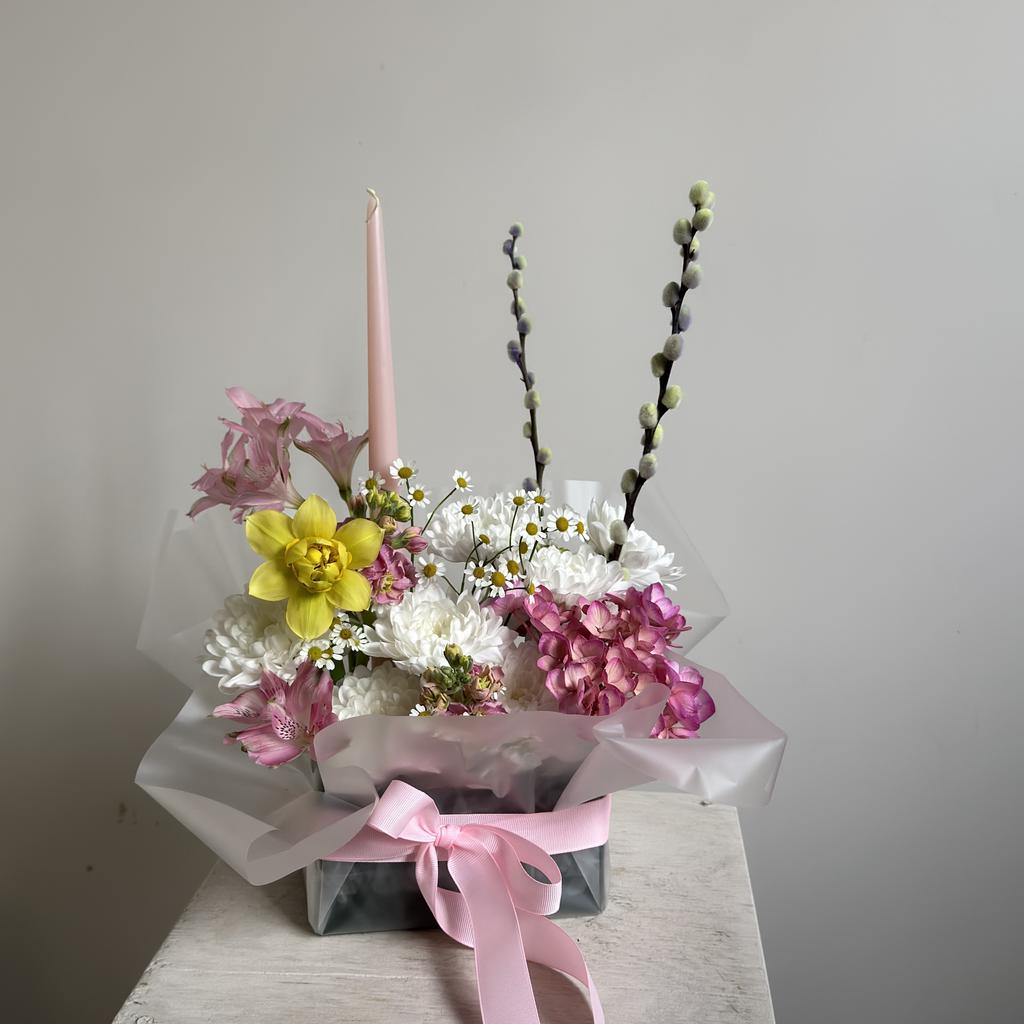 Композиция с вербами и свечой