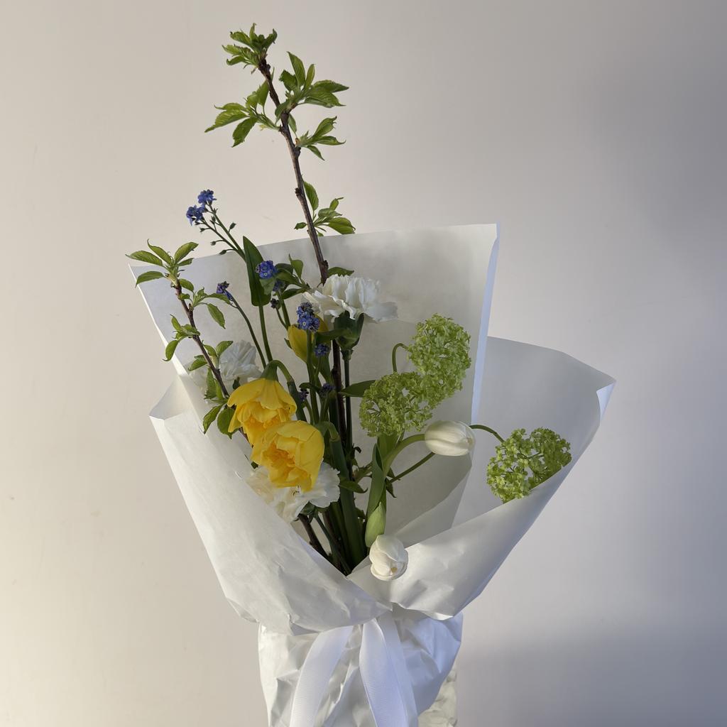 Садовый букет с незабудками и нарциссами