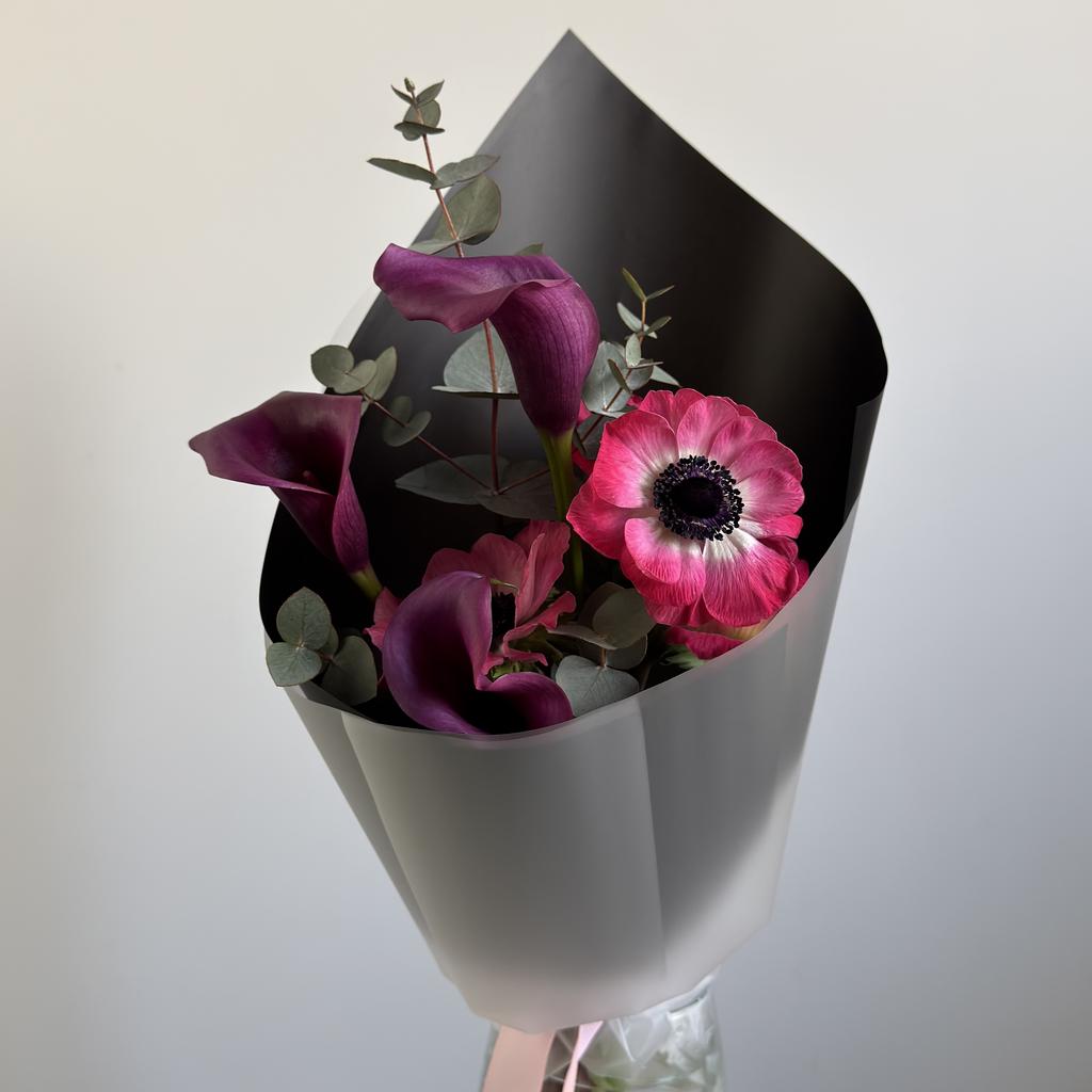 Букет с каллами и анемонами