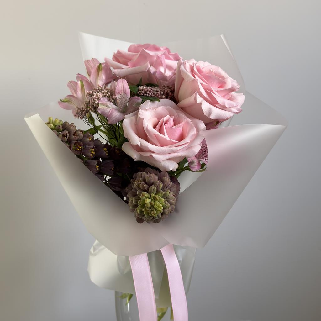 Букет с фритилляриями и розами