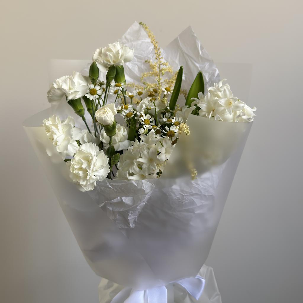 Букет с гиацинтами и кустовыми диантусами