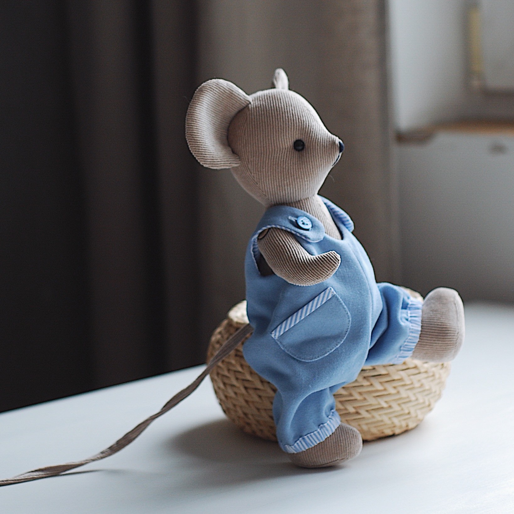 Бежевая мышка в комбинезоне