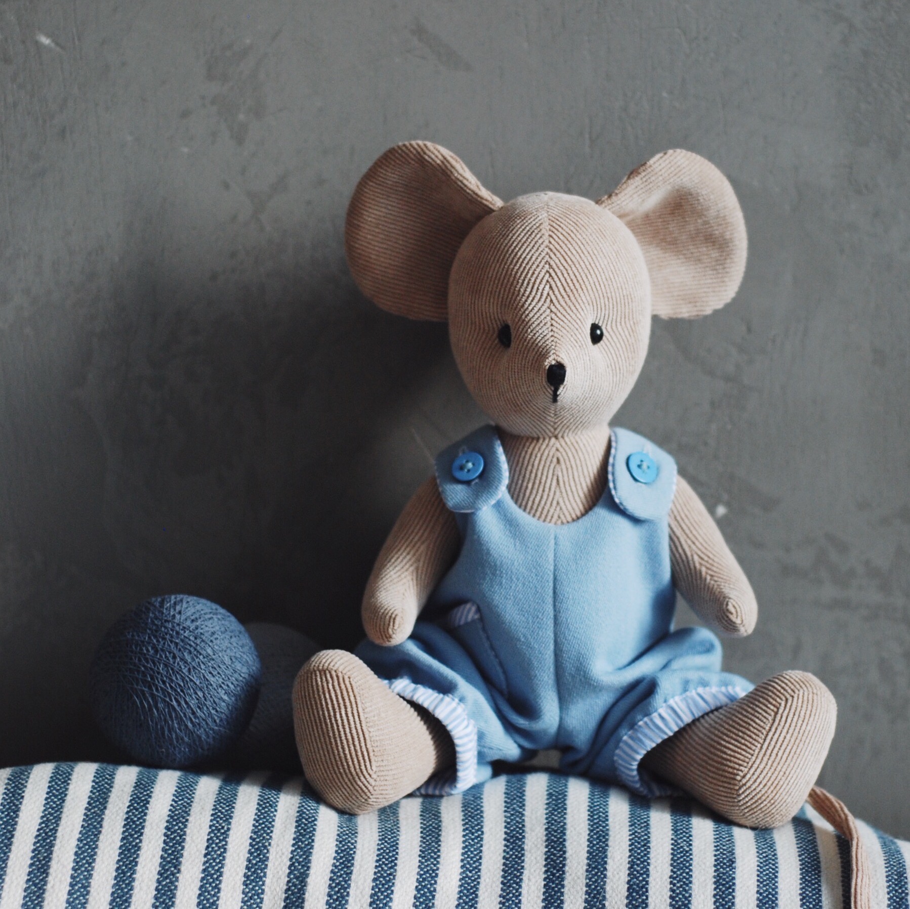 Бежевая мышка в комбинезоне