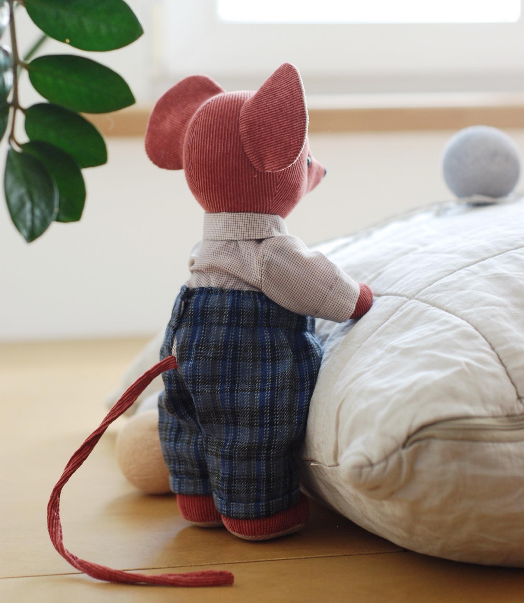 Малиновая мышка  в синем костюме