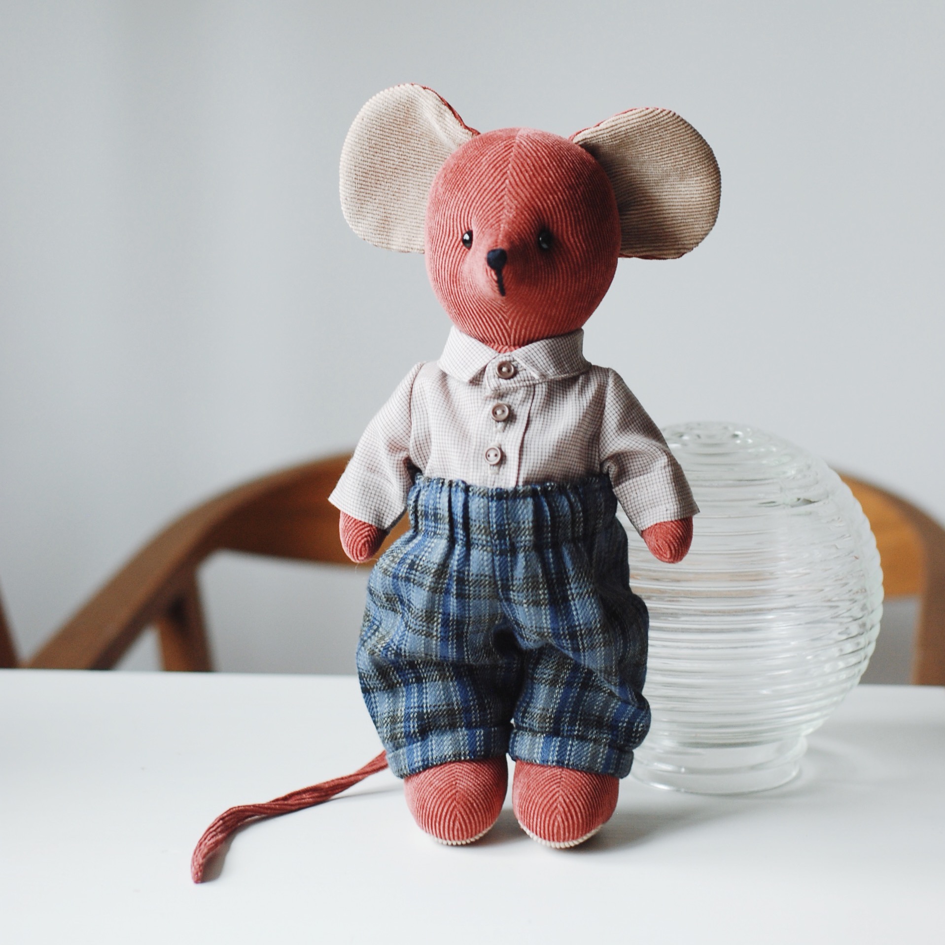 Малиновая мышка  в синем костюме