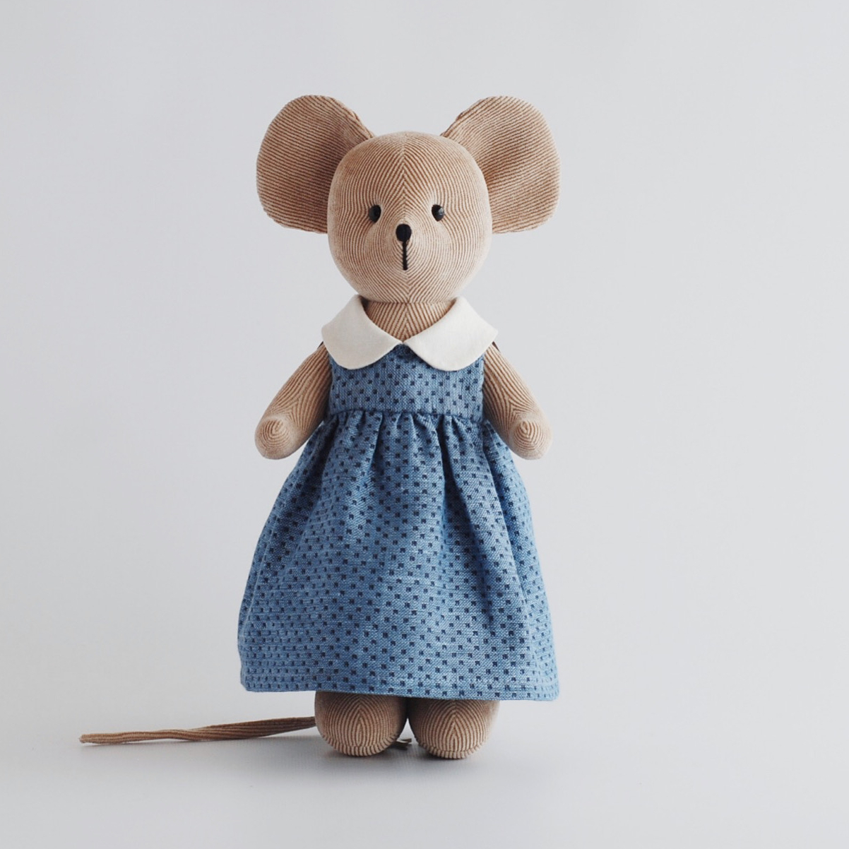 Светло-бежевая мышка в платье с воротничком