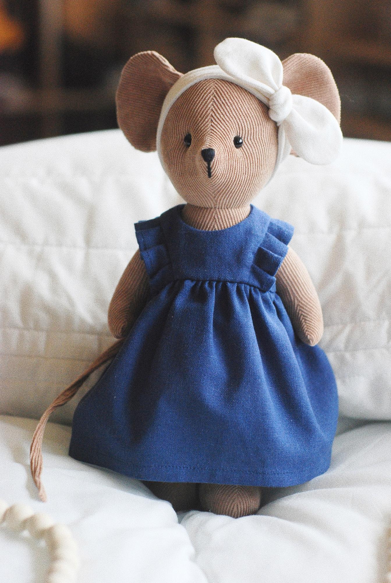 Пудрово-розовая мышка в платье с оборками и повязке