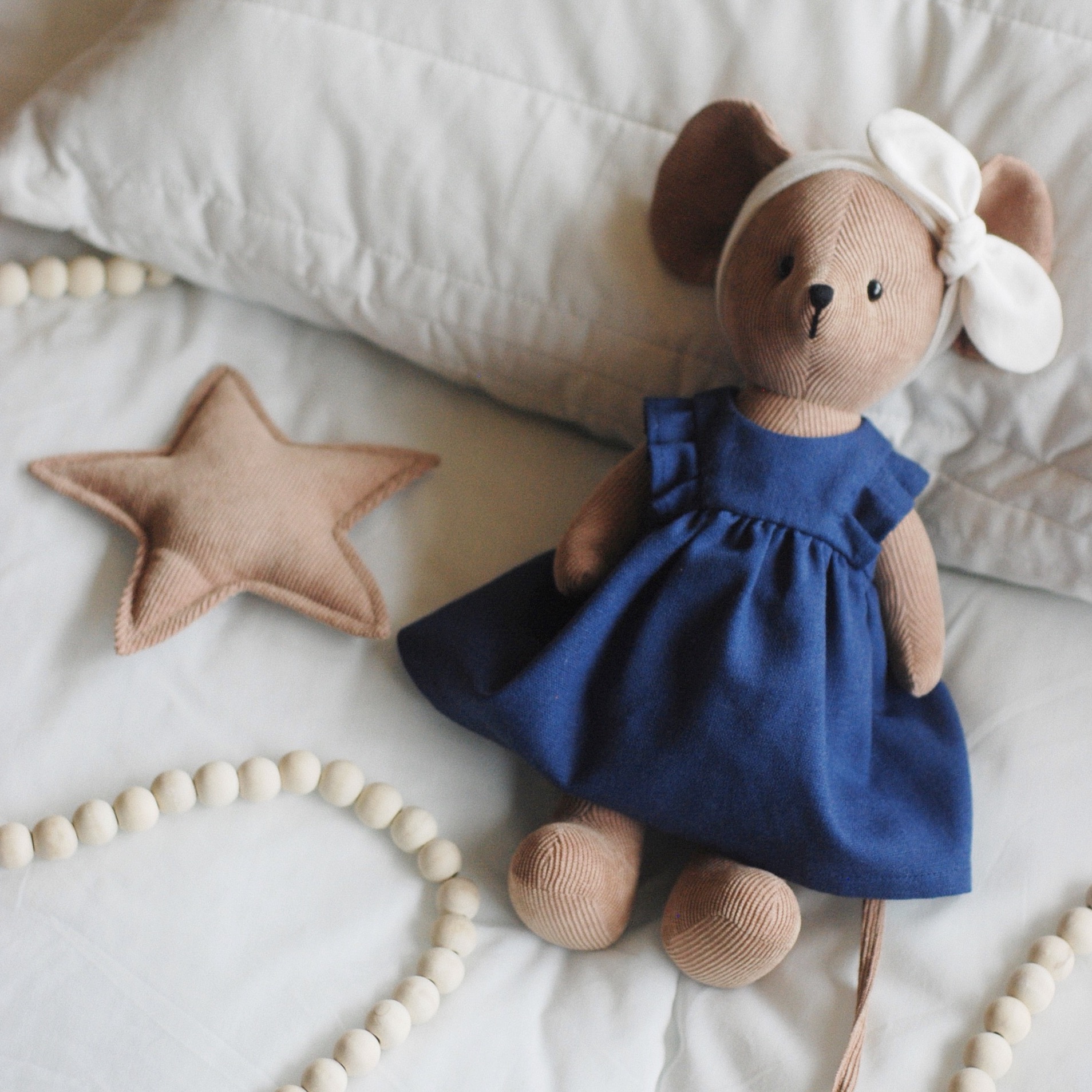 Пудрово-розовая мышка в платье с оборками и повязке