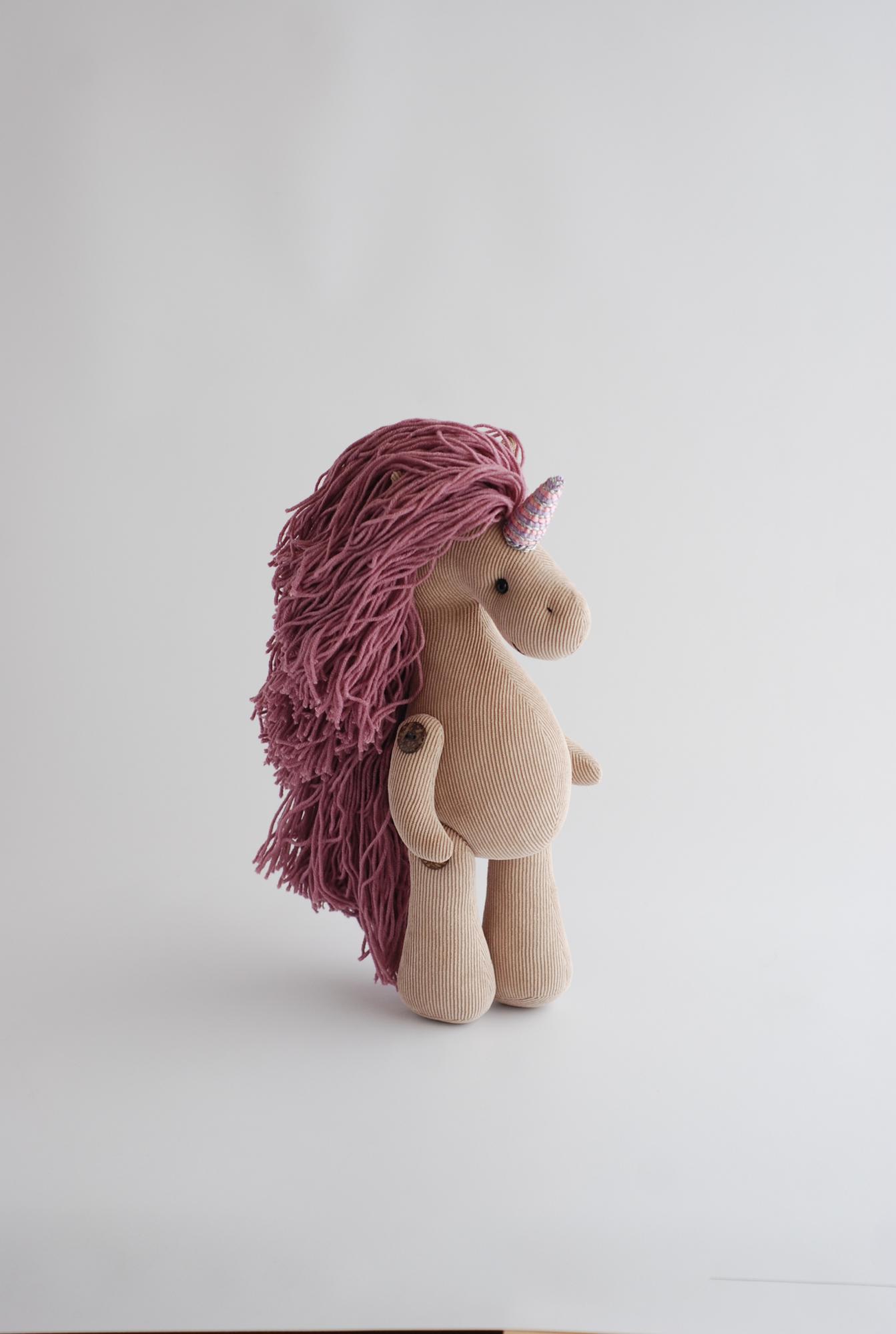 Бежевый единорог