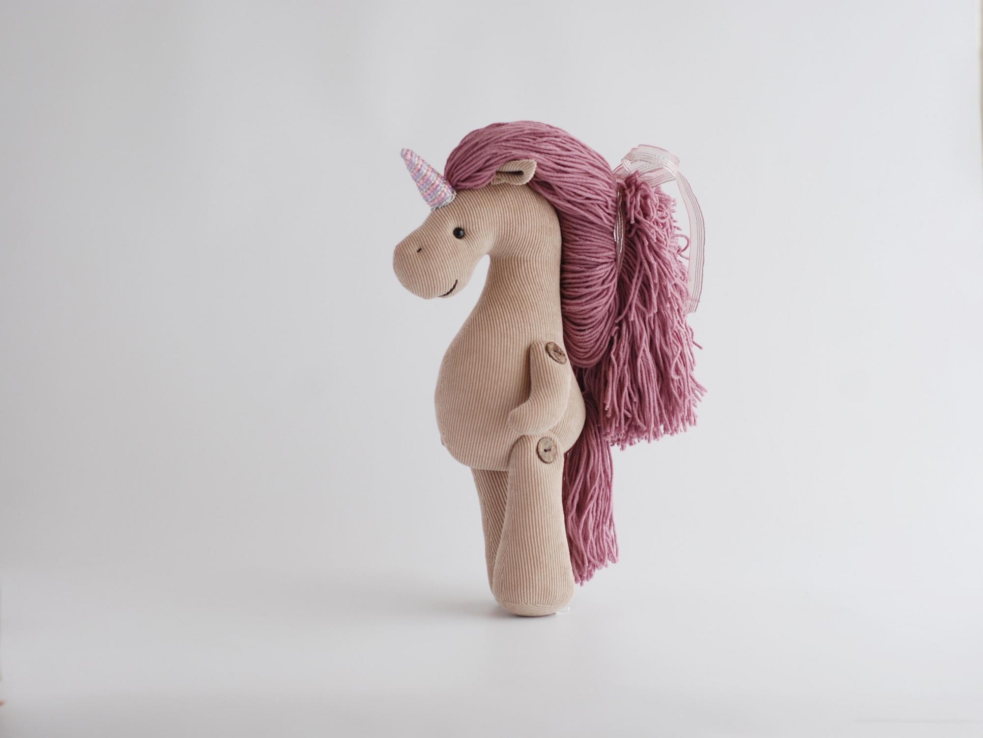 Бежевый единорог