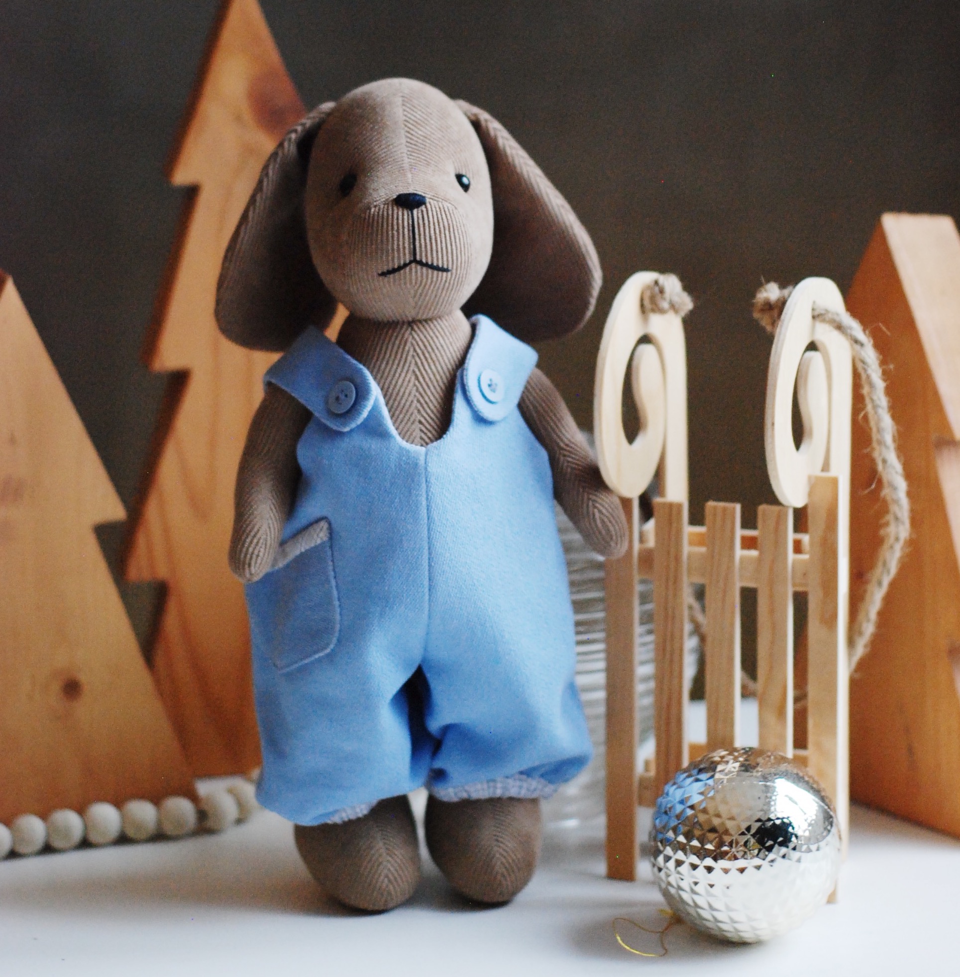 Темно-бежевый щенок  в комбинезоне