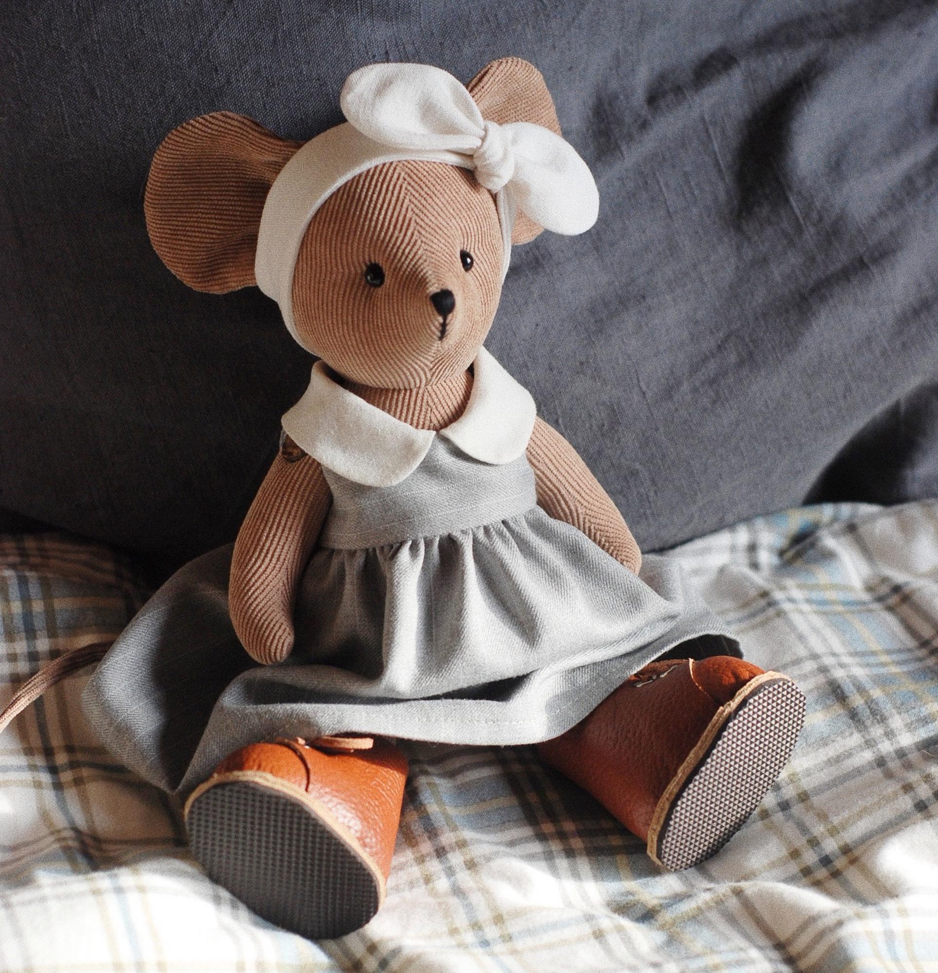 Пудрово-розовая мышка в платье, повязке и ботинках