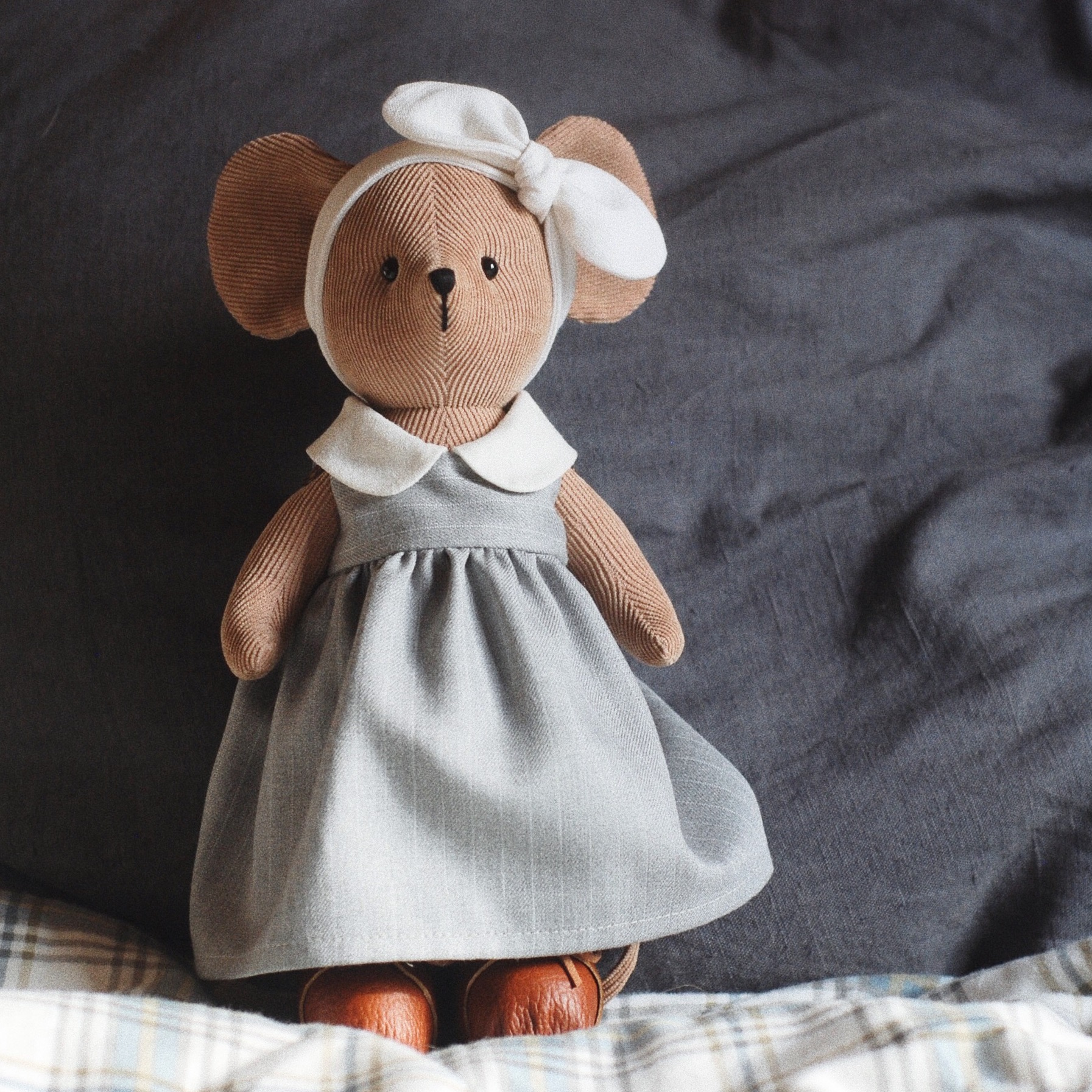 Пудрово-розовая мышка в платье, повязке и ботинках