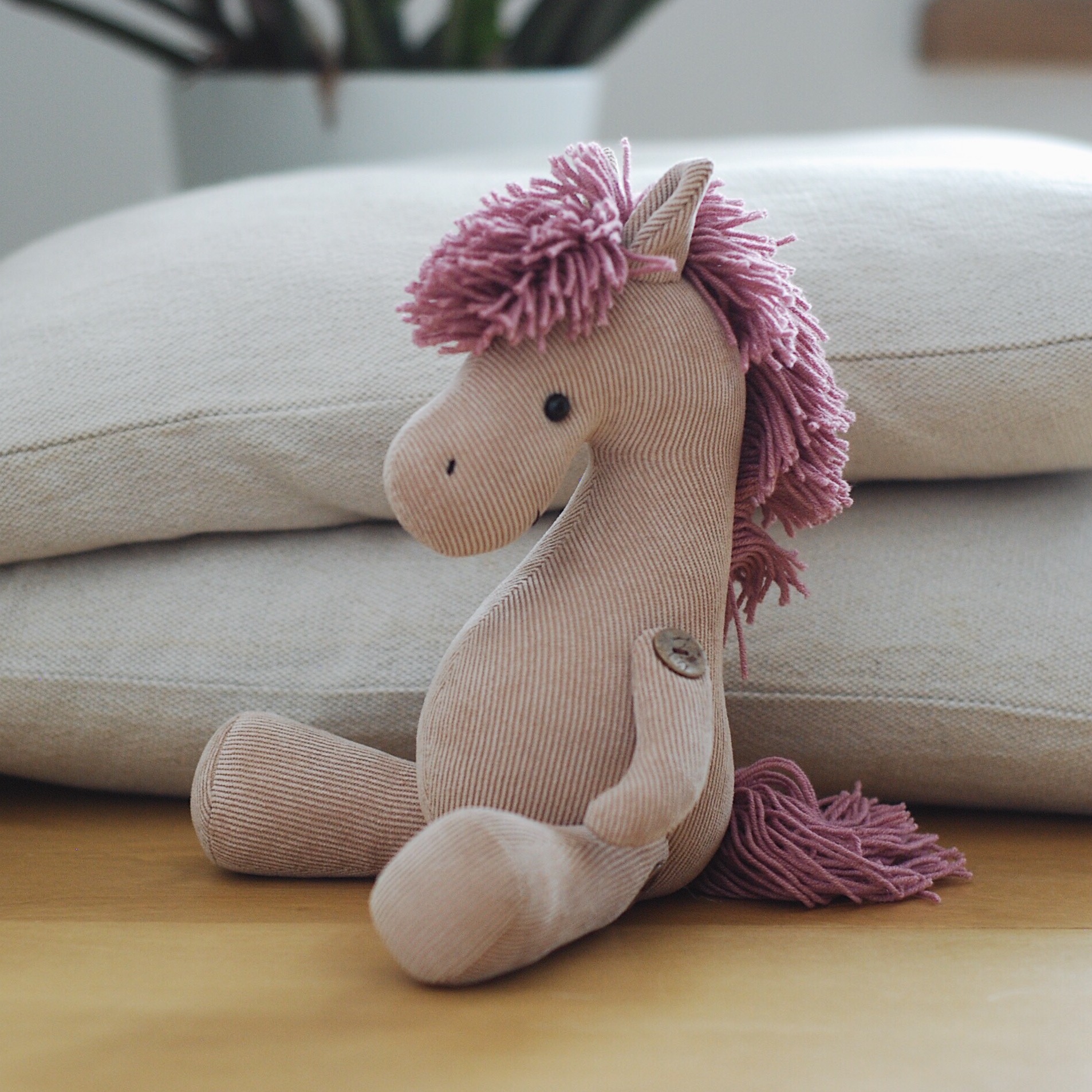 Бежевая лощадка с лавандовой гривой