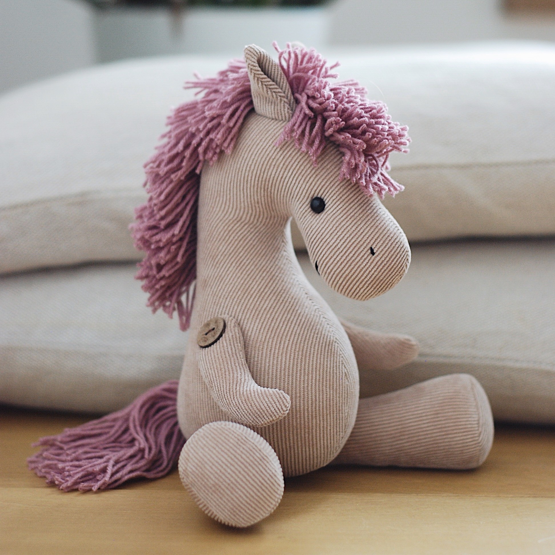 Бежевая лощадка с лавандовой гривой