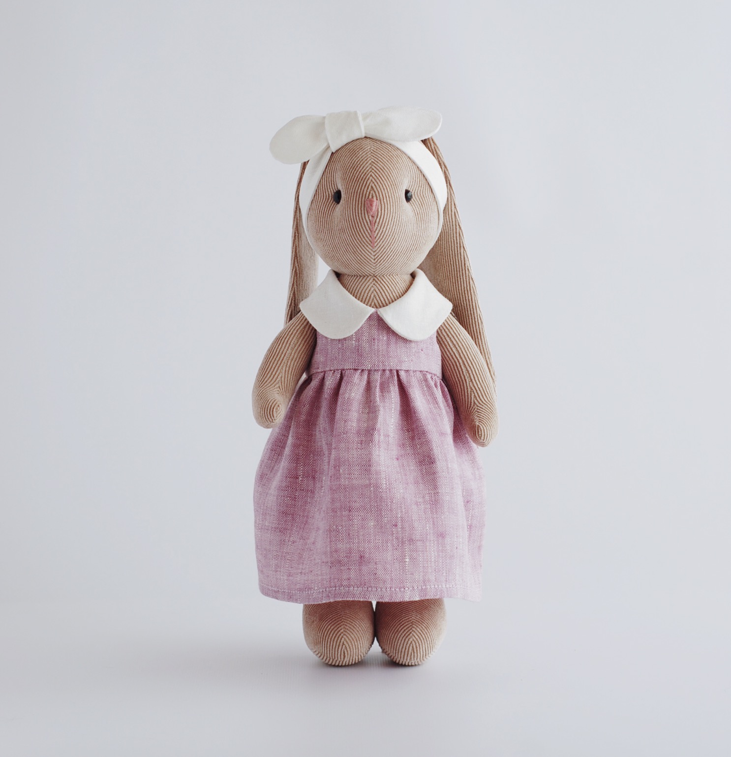 Бежевая зайка в лавандовом платье и молочной шапке