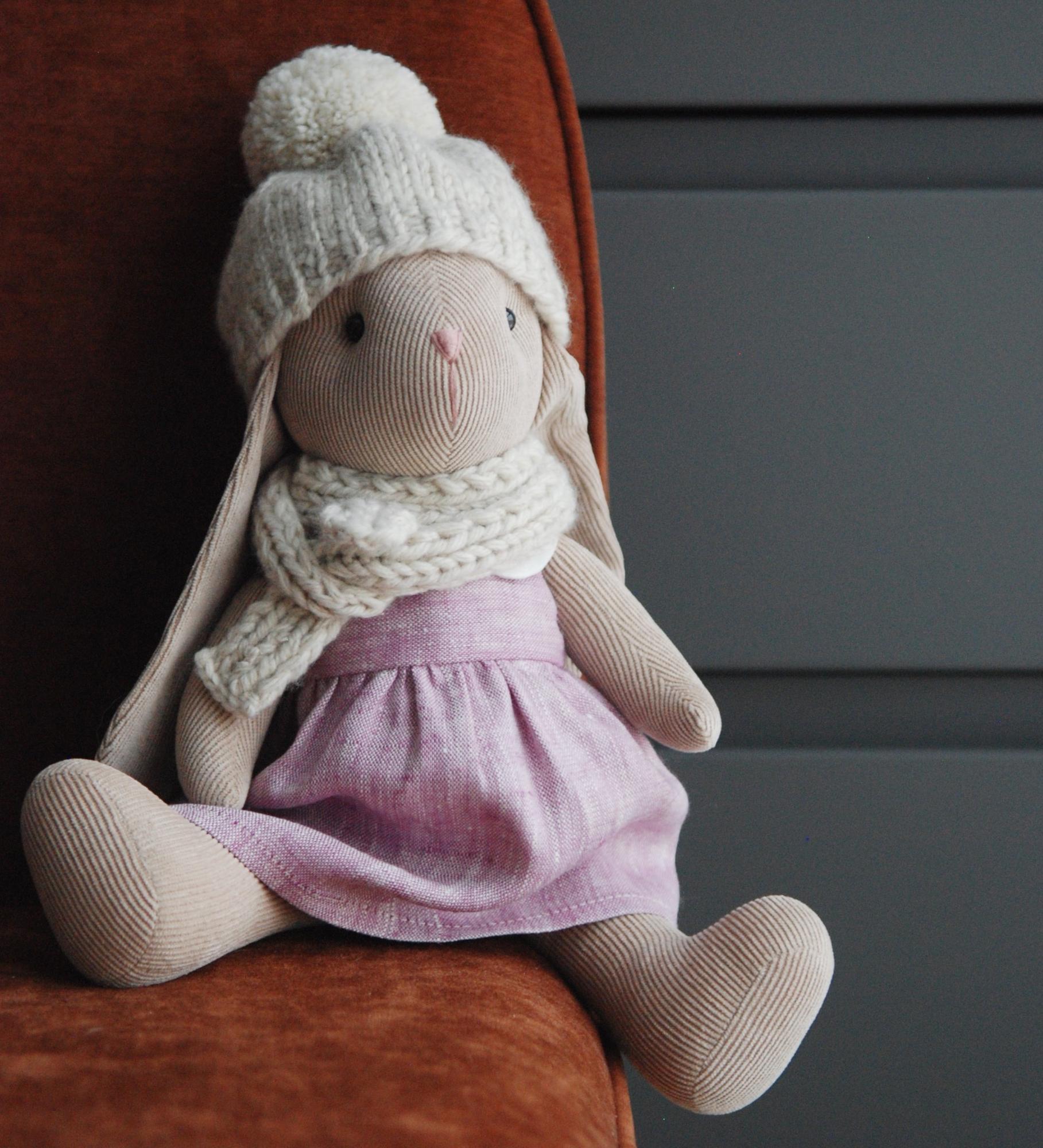 Бежевая зайка в лавандовом платье и молочной шапке