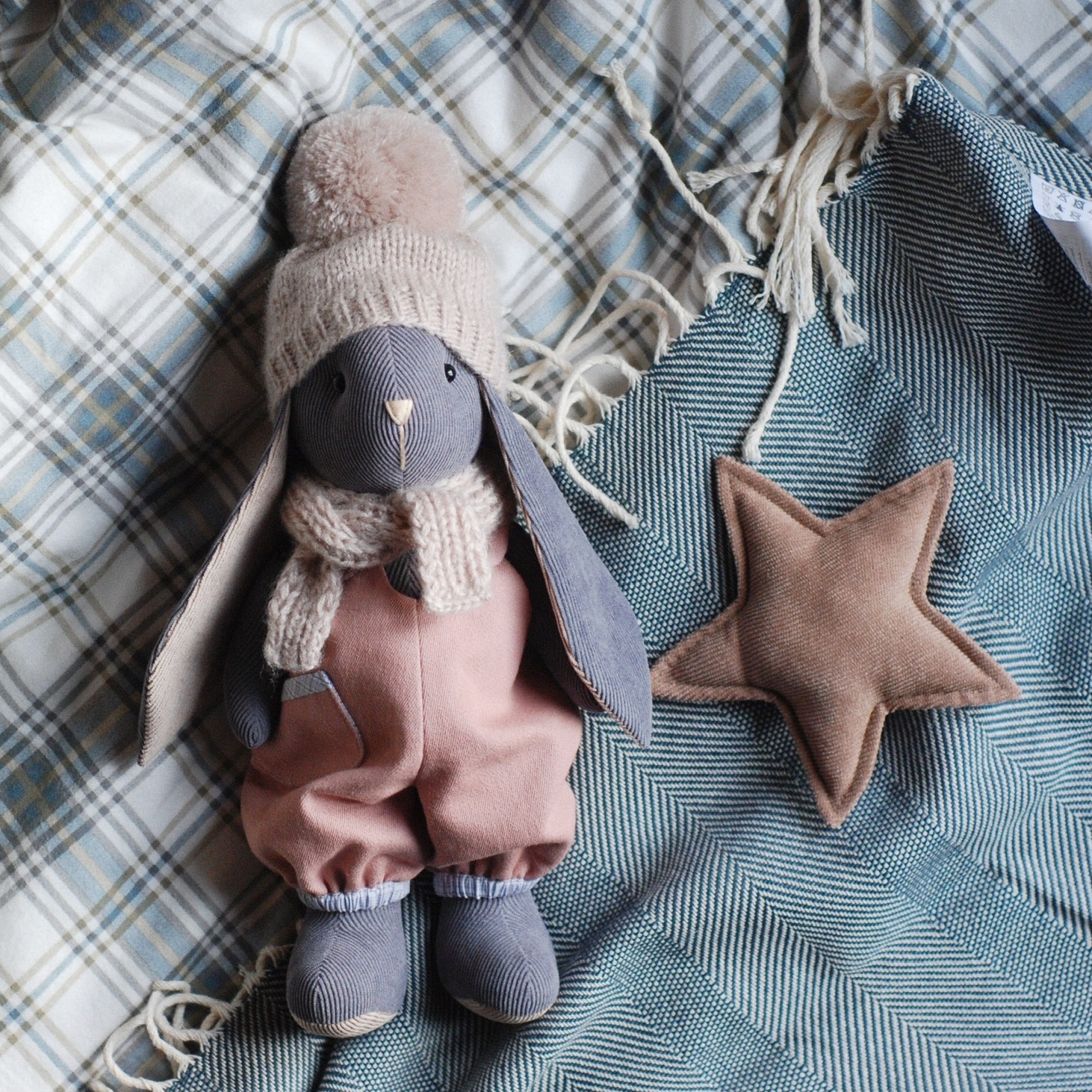 Светло-серая зайка в розовом комбинезоне