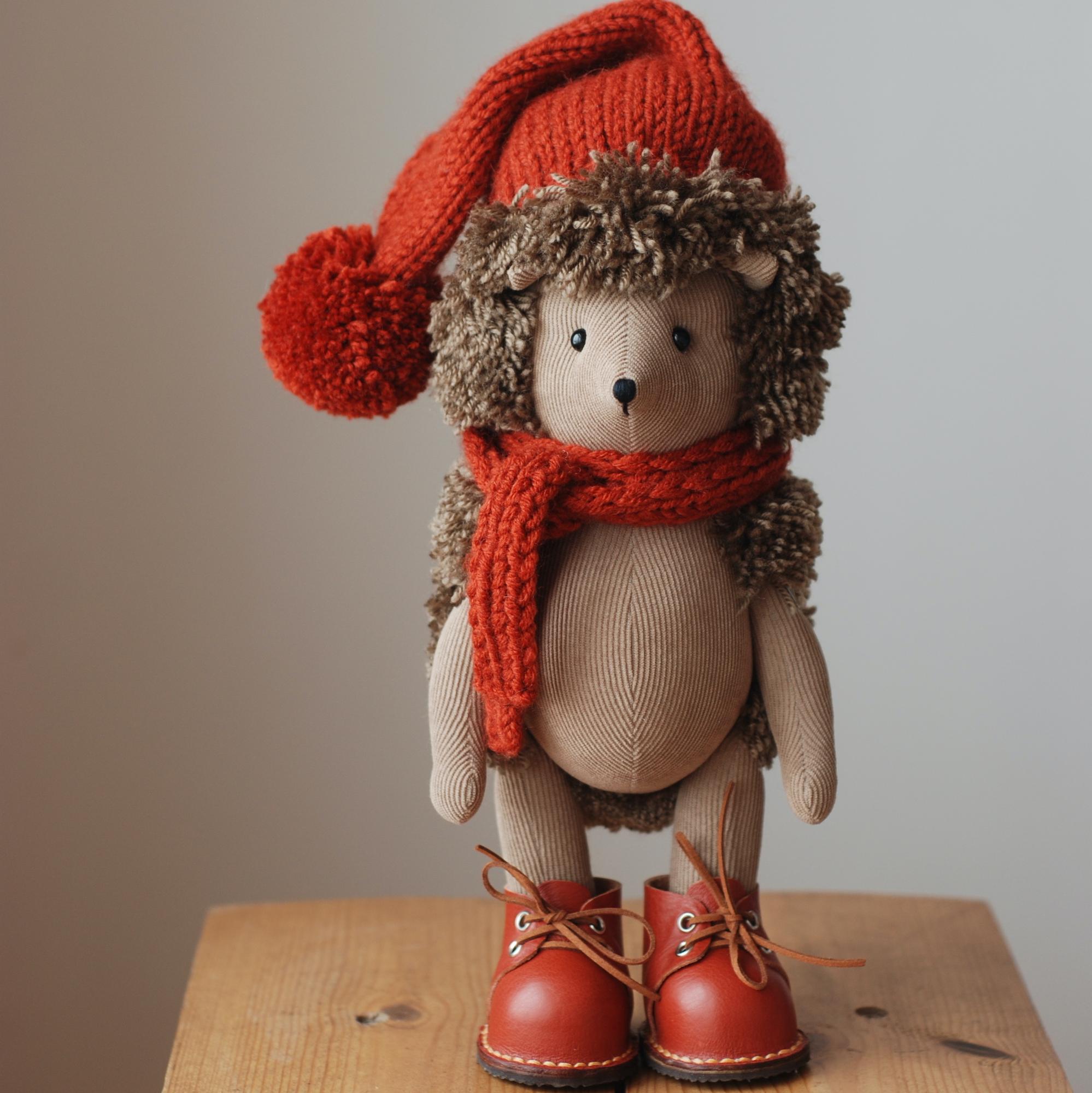 Темно-бежевый ежик в ботинках и шапке с шарфом