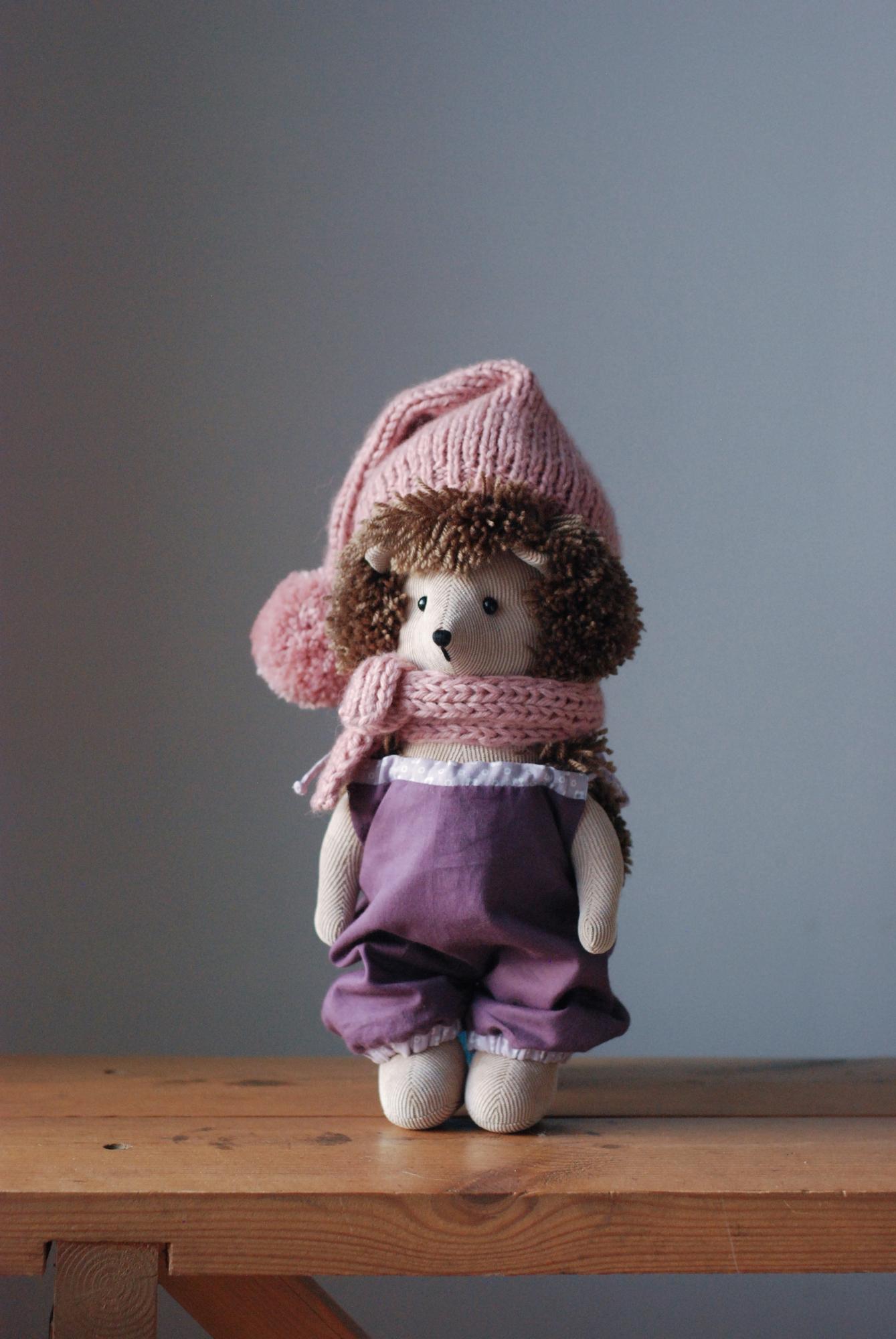 Ежик в комбинезоне и шапке с шарфом