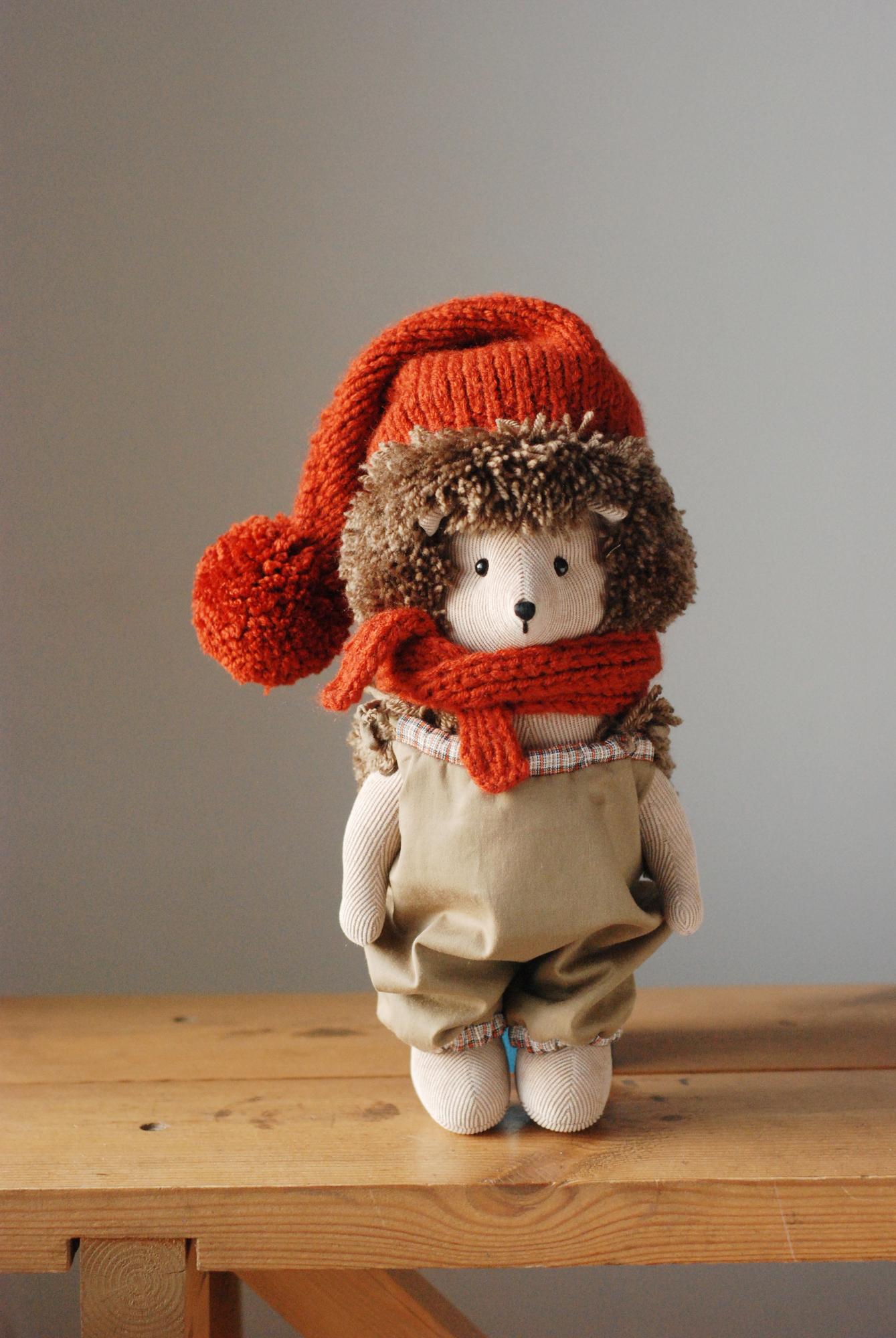 Ежик в комбинезоне и шапке с шарфом