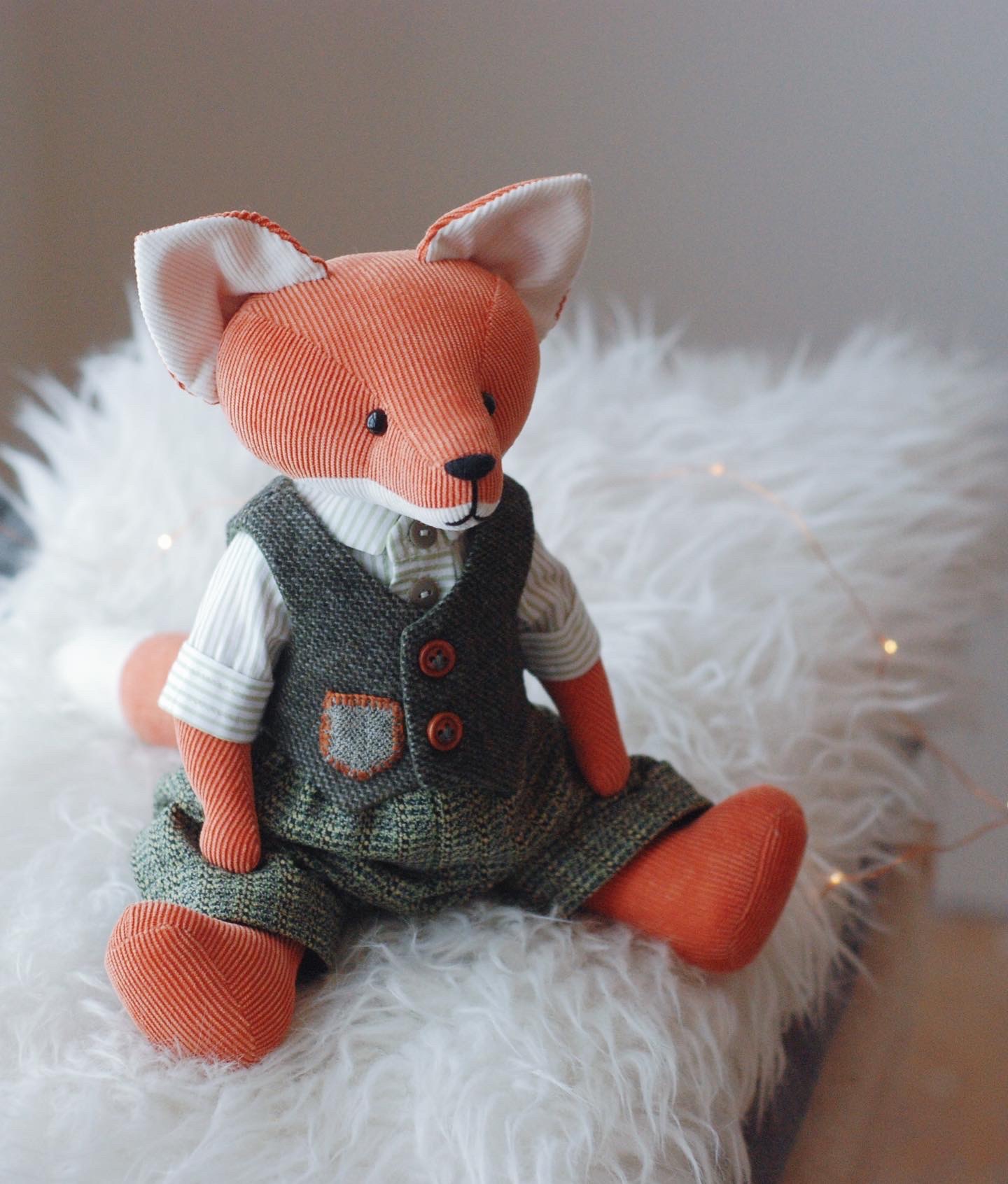 Лис в костюме, жилетке и шляпе