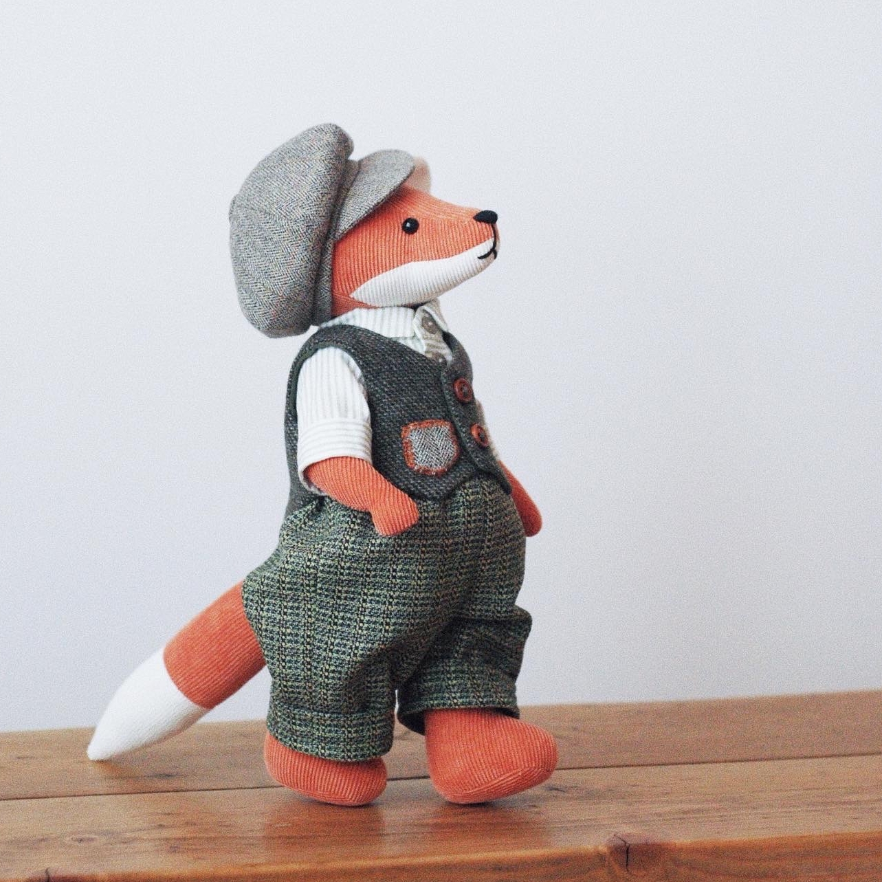 Лис в костюме, жилетке и шляпе