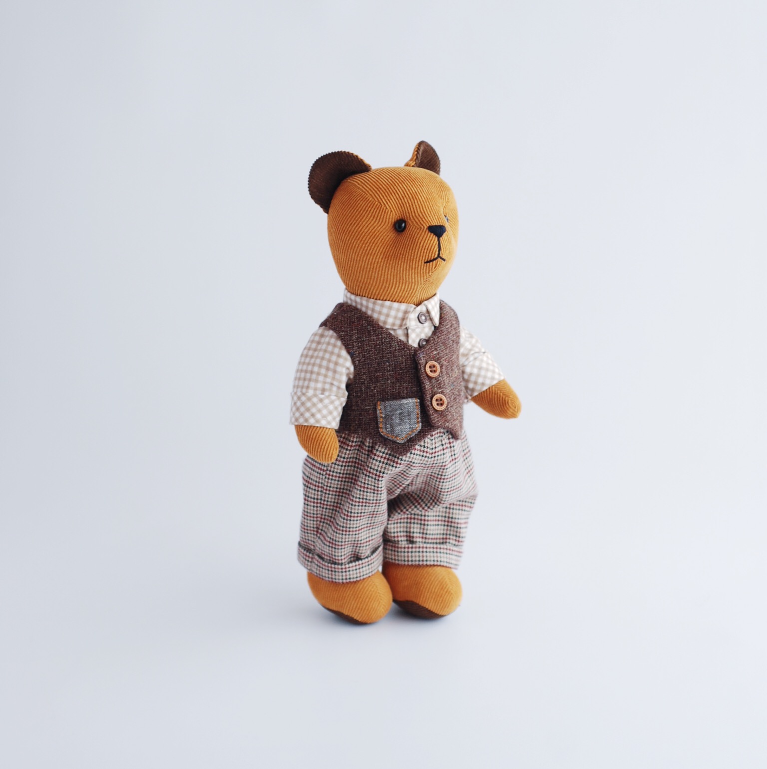 Горчичный медвежонок в костюме