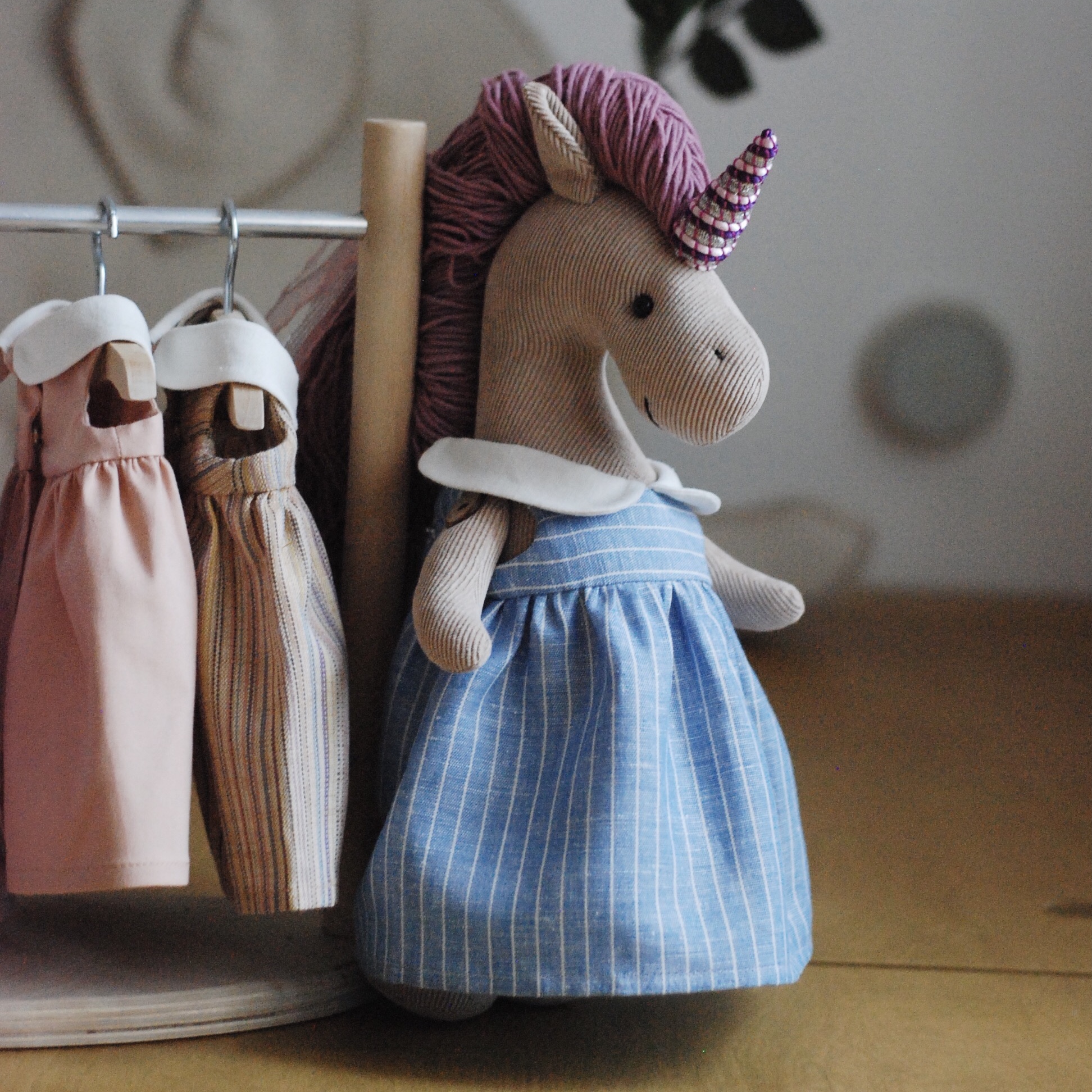 Бежевый единорог в платье с воротничком