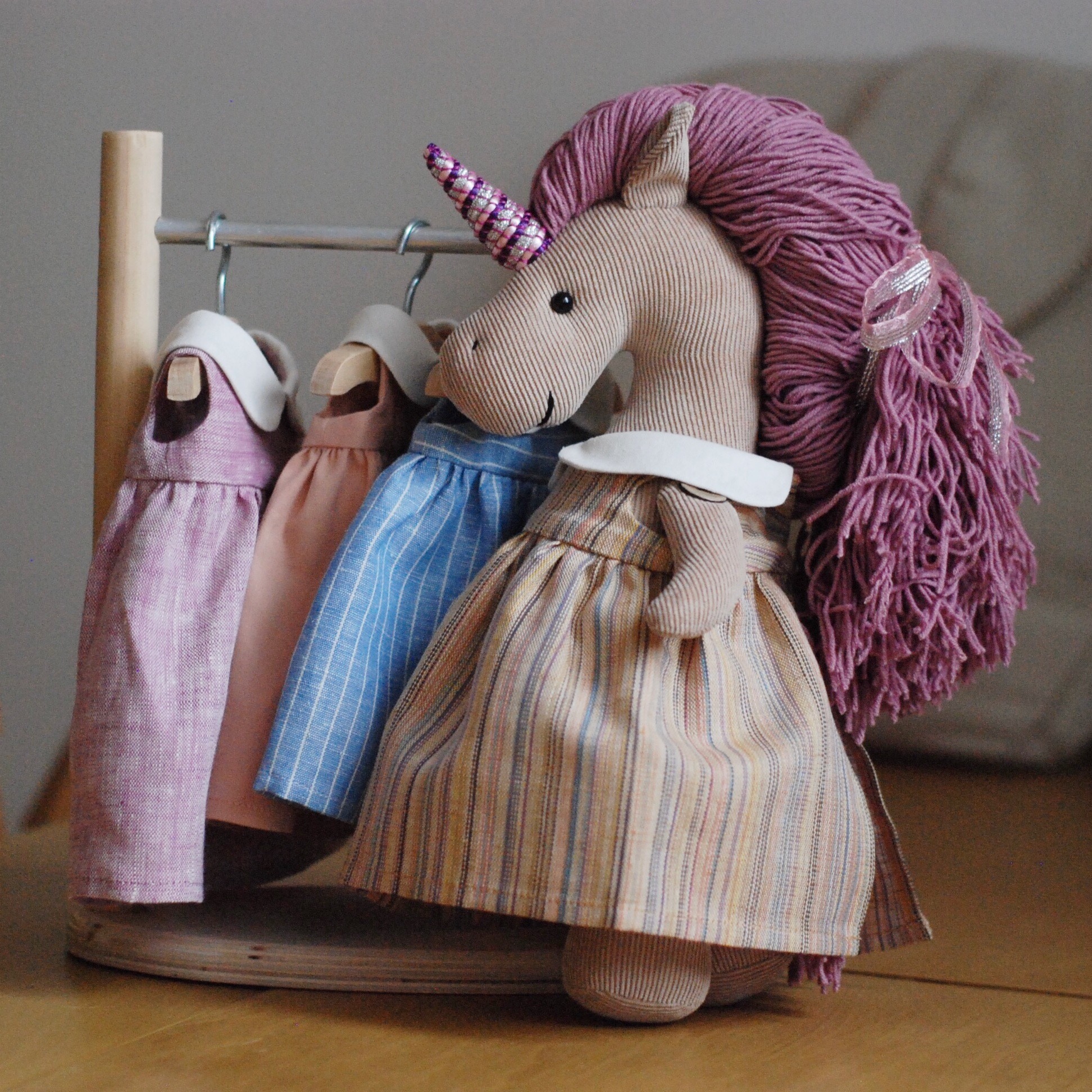 Бежевый единорог в платье с воротничком