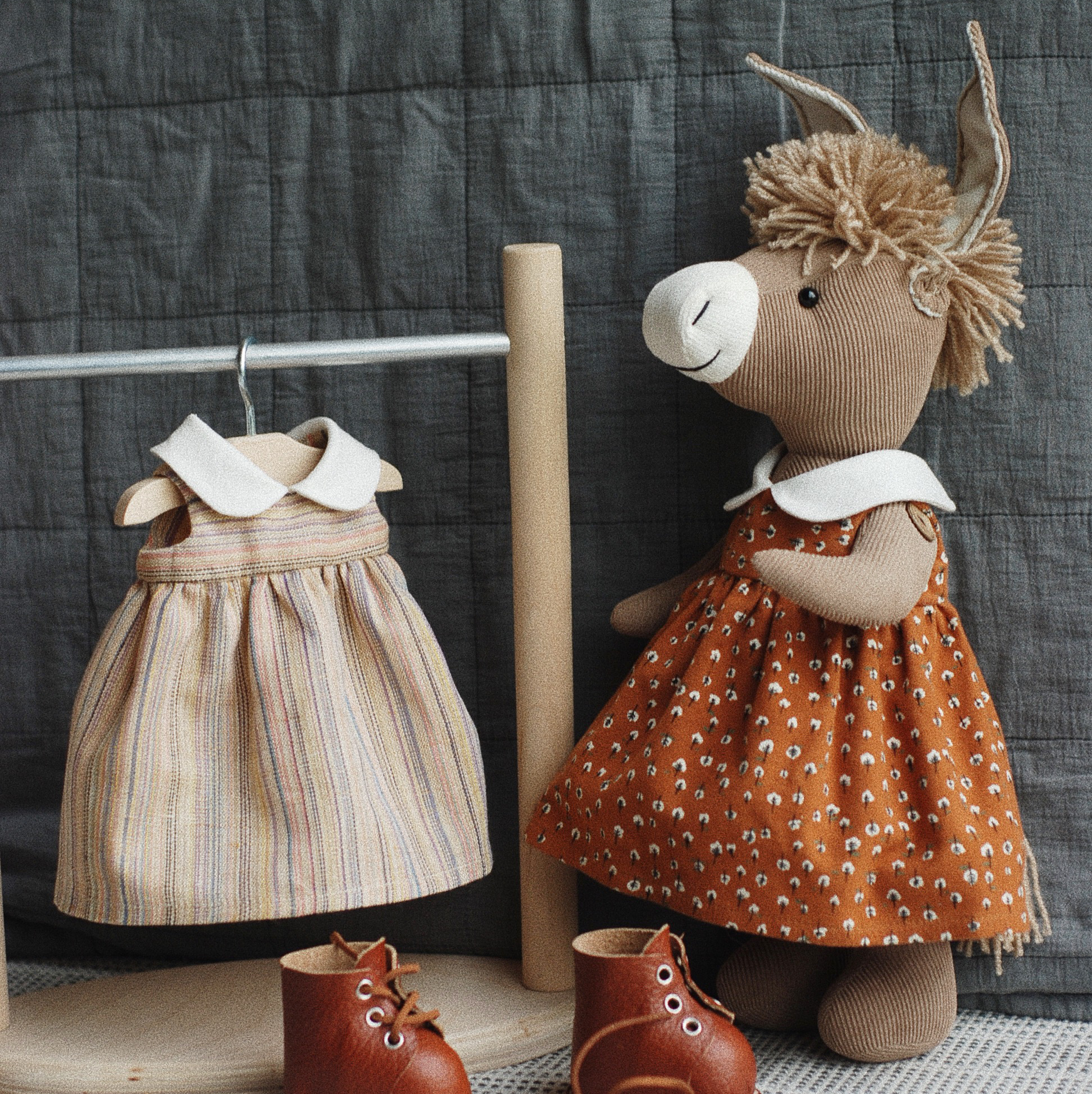 Ослик в платье с воротничком и шапке с шарфом