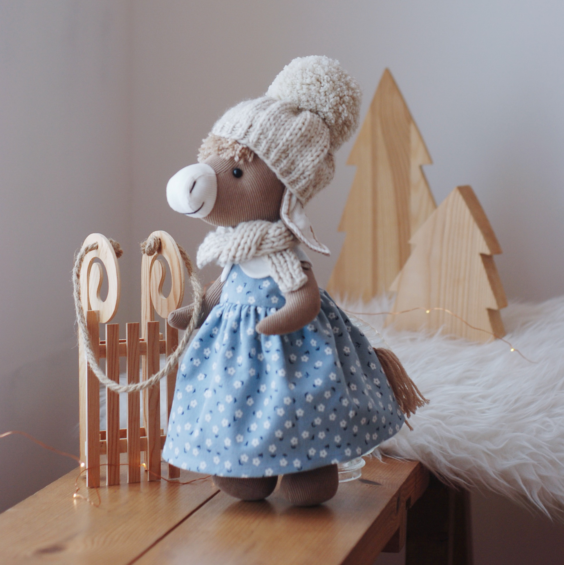 Ослик в платье с воротничком и шапке с шарфом