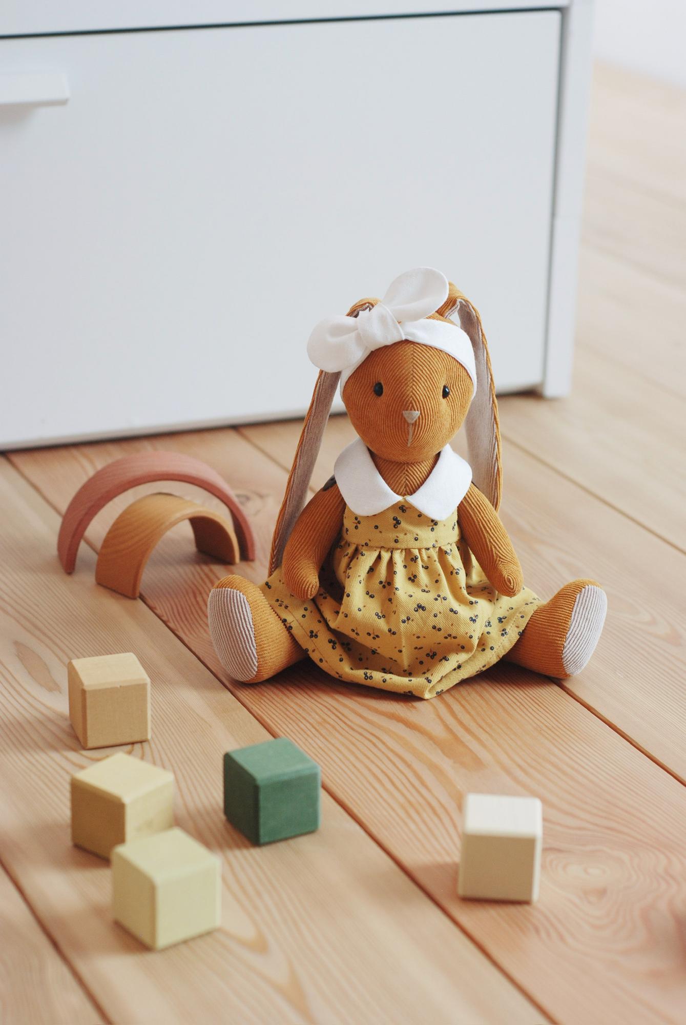 Горчичная зайка в платье с воротничком и повязке