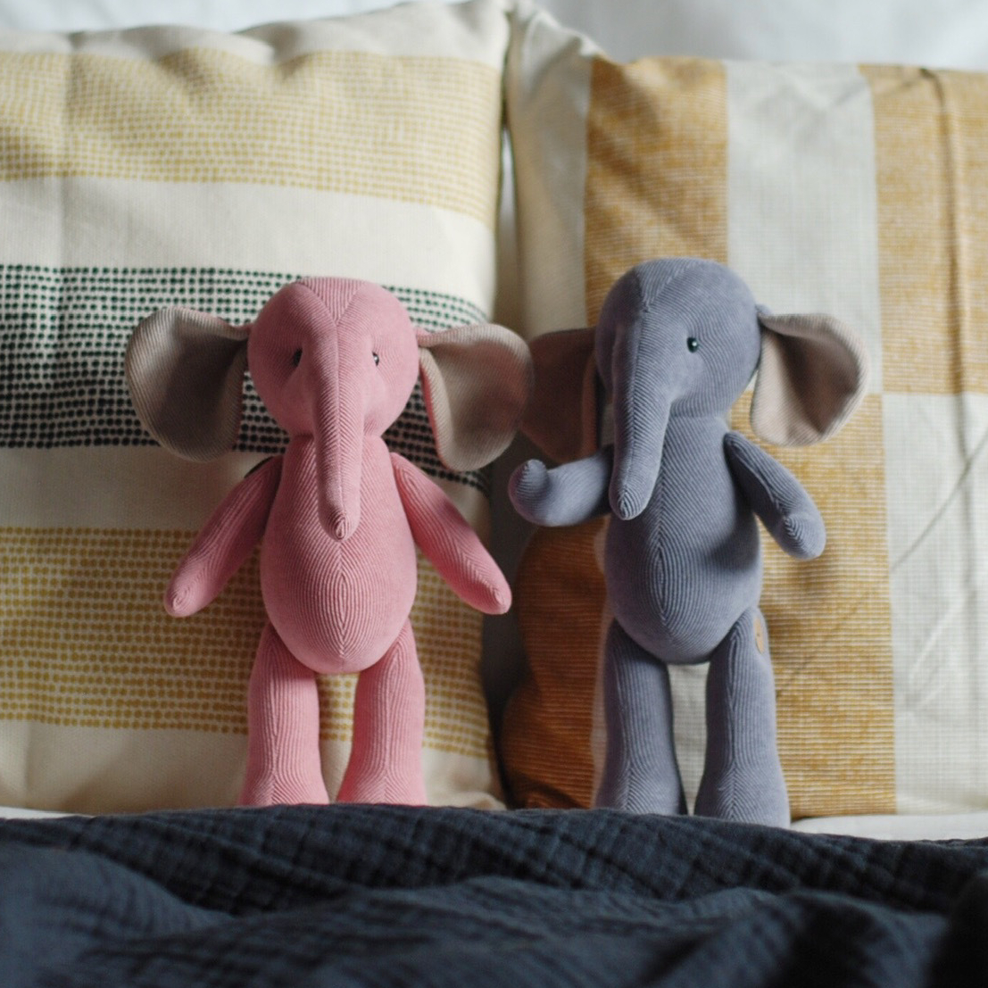 Слоненок без одежды в разных цветах