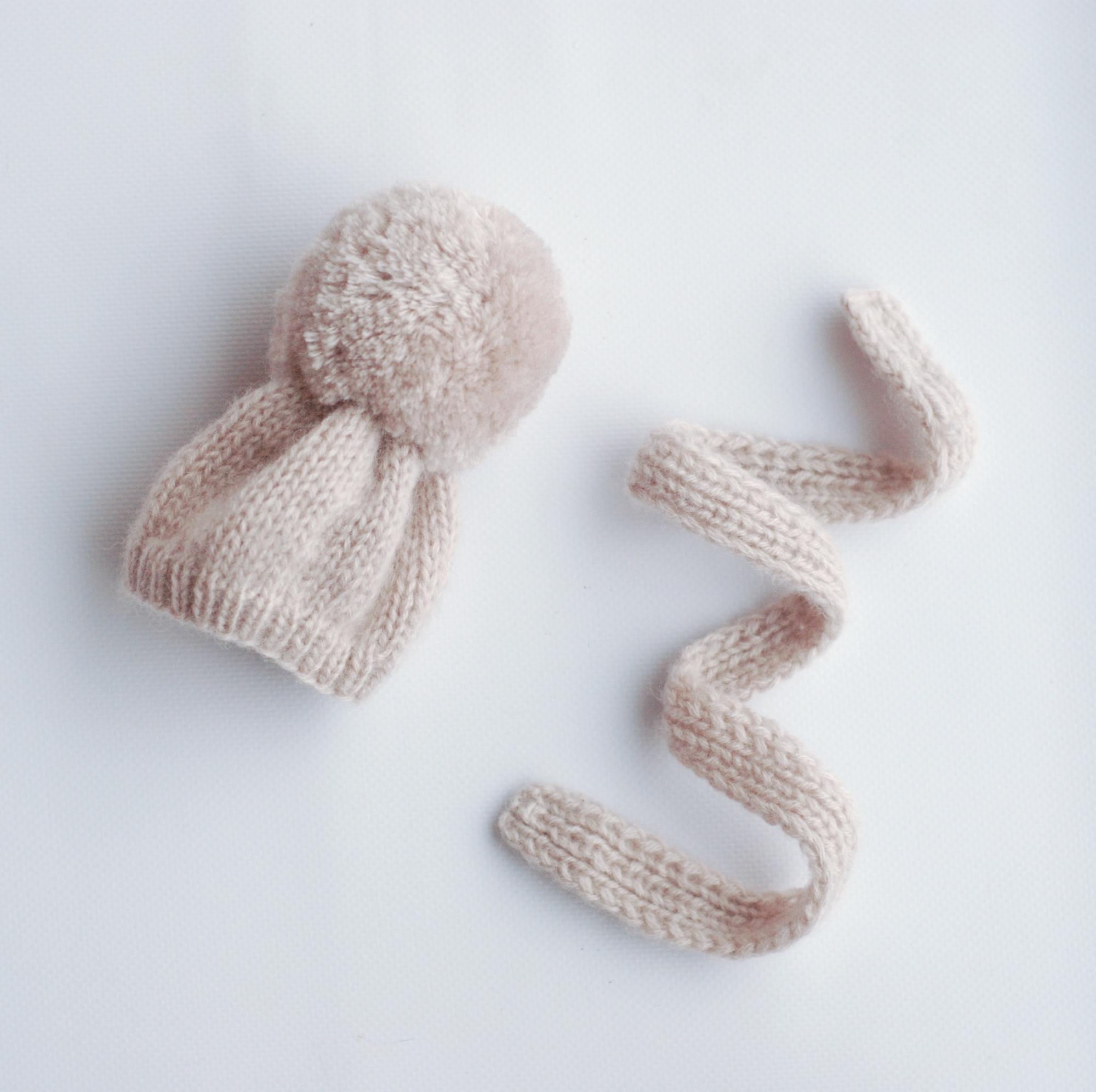 Пудровые шапка и шарф