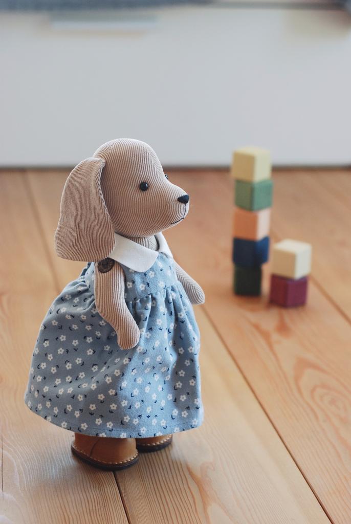 Светло-бежевый щенок  в платье