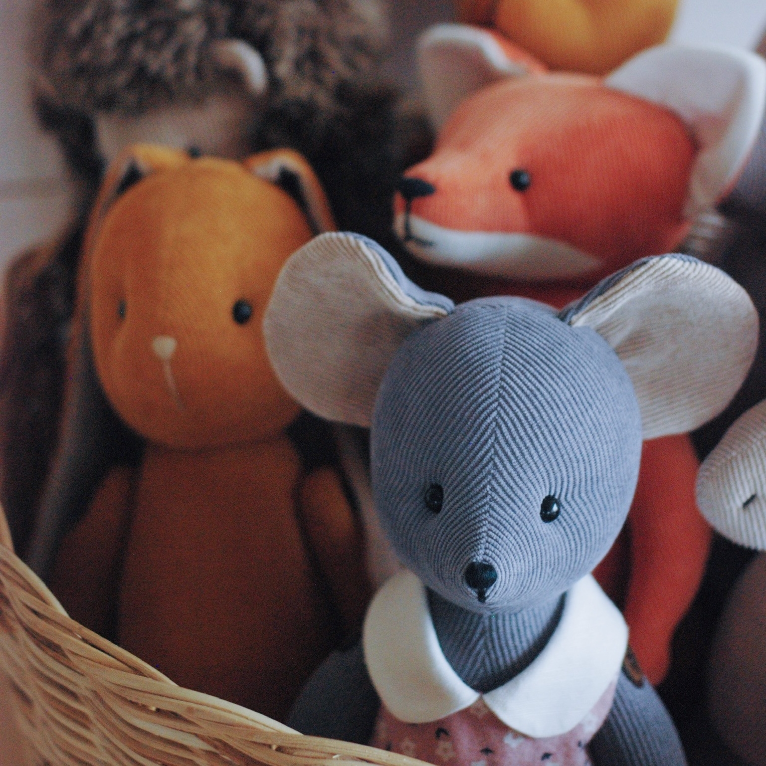 Темно-серая мышка в платье с воротничком