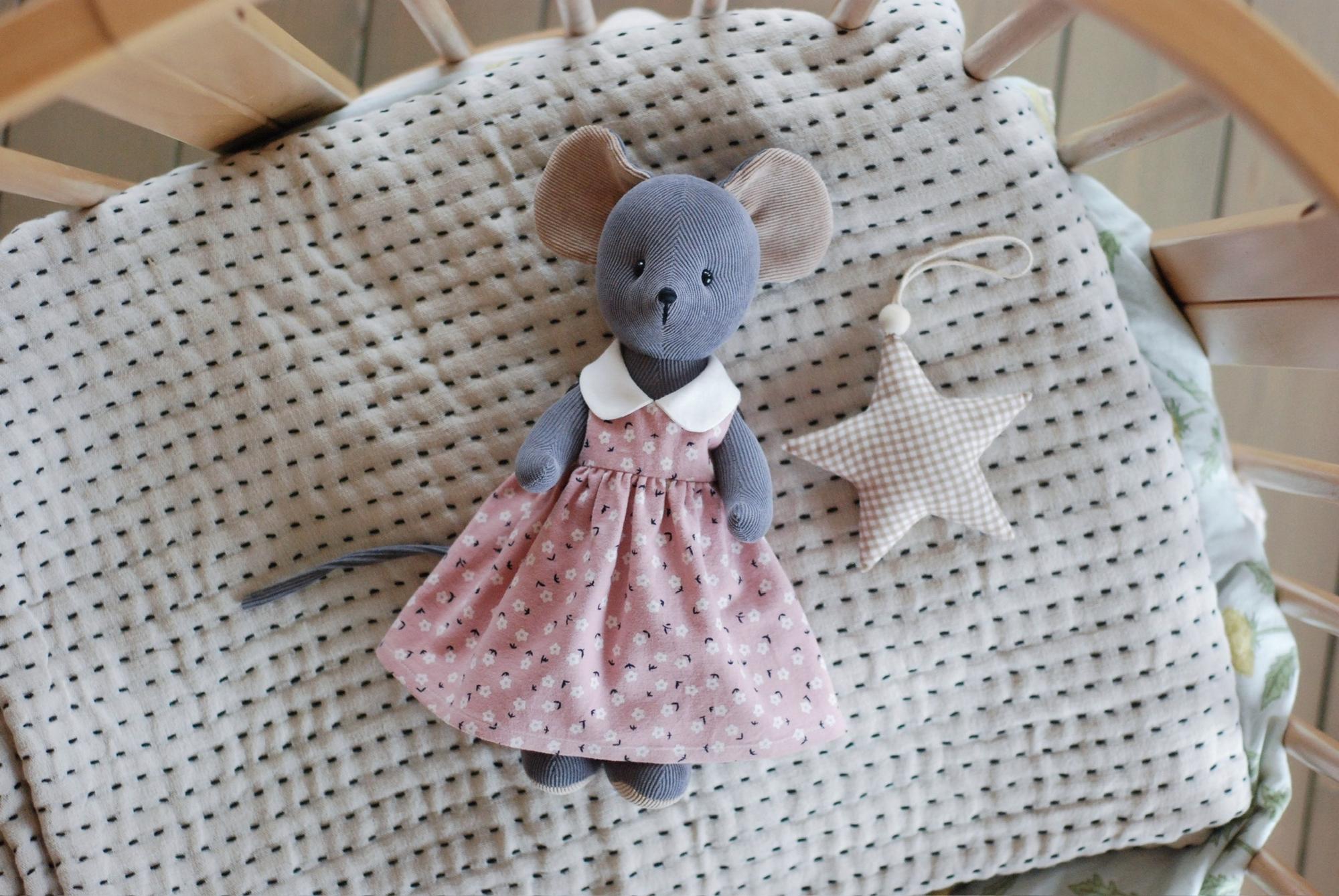 Темно-серая мышка в платье с воротничком