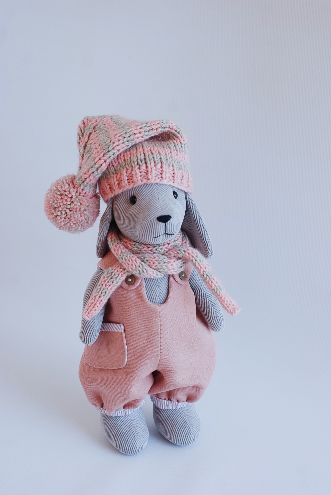 Жемчужно-серый щенок  в комбинезоне