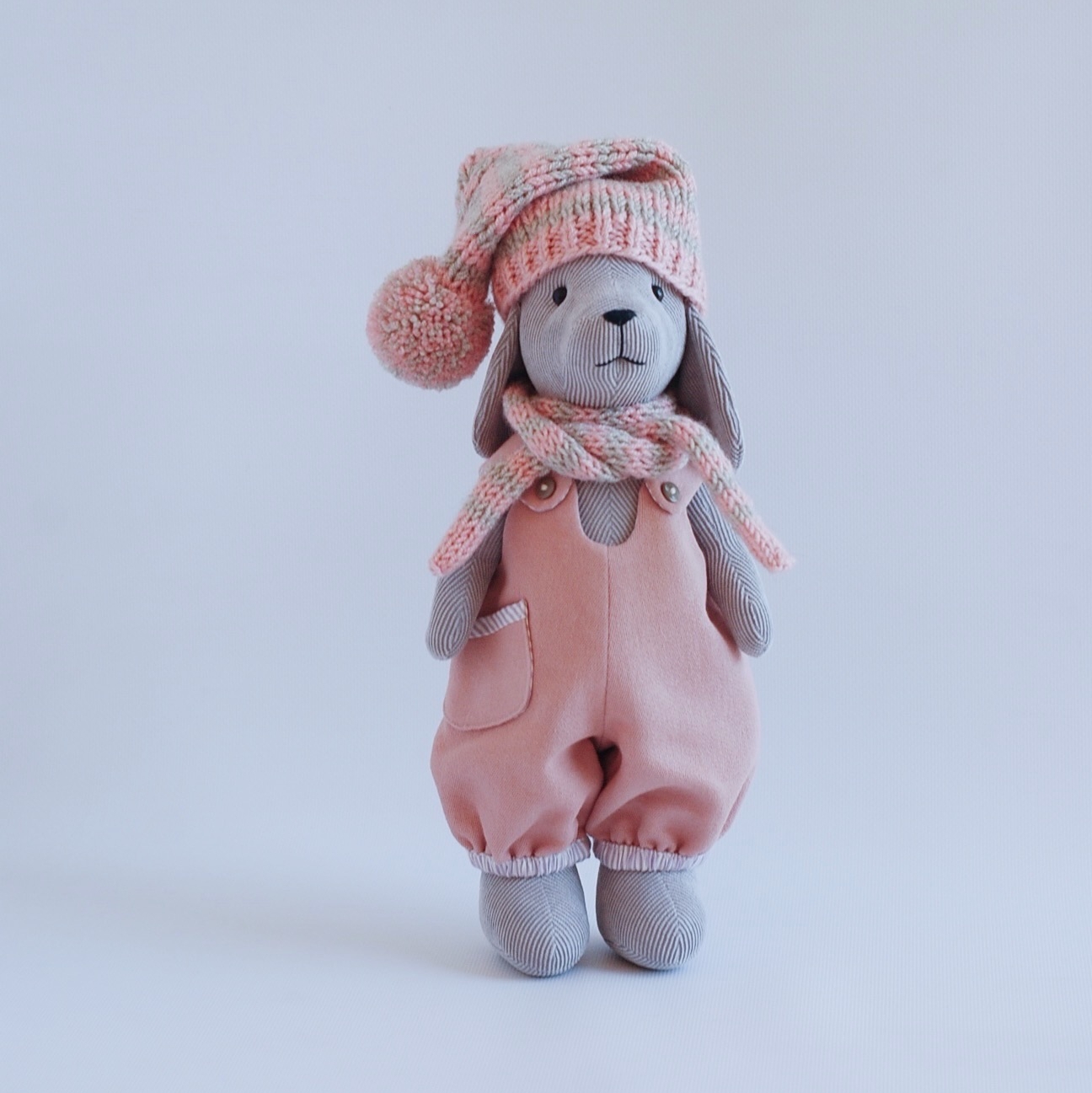 Жемчужно-серый щенок  в комбинезоне