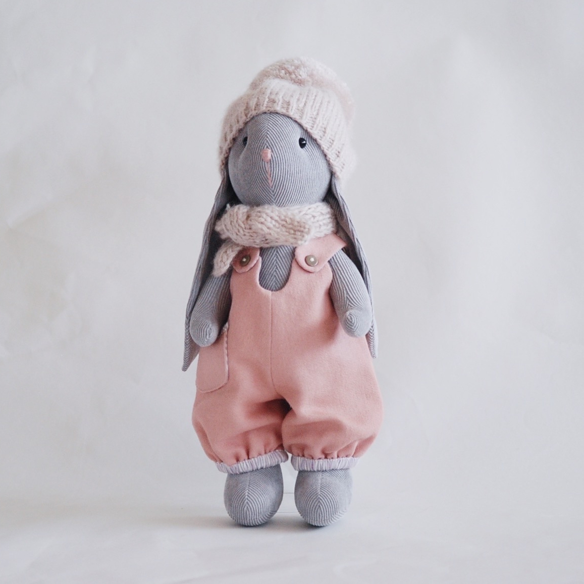 Жемчужно-серая зайка в розовом комбинезоне