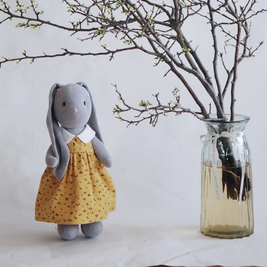 Жемчужно-серая зайка в платье с воротничком