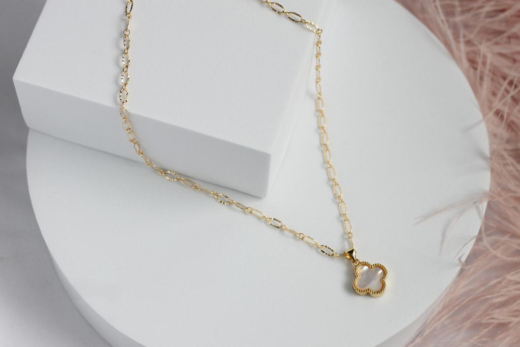 Цепочка с подвеской из перламутра в форме клевера